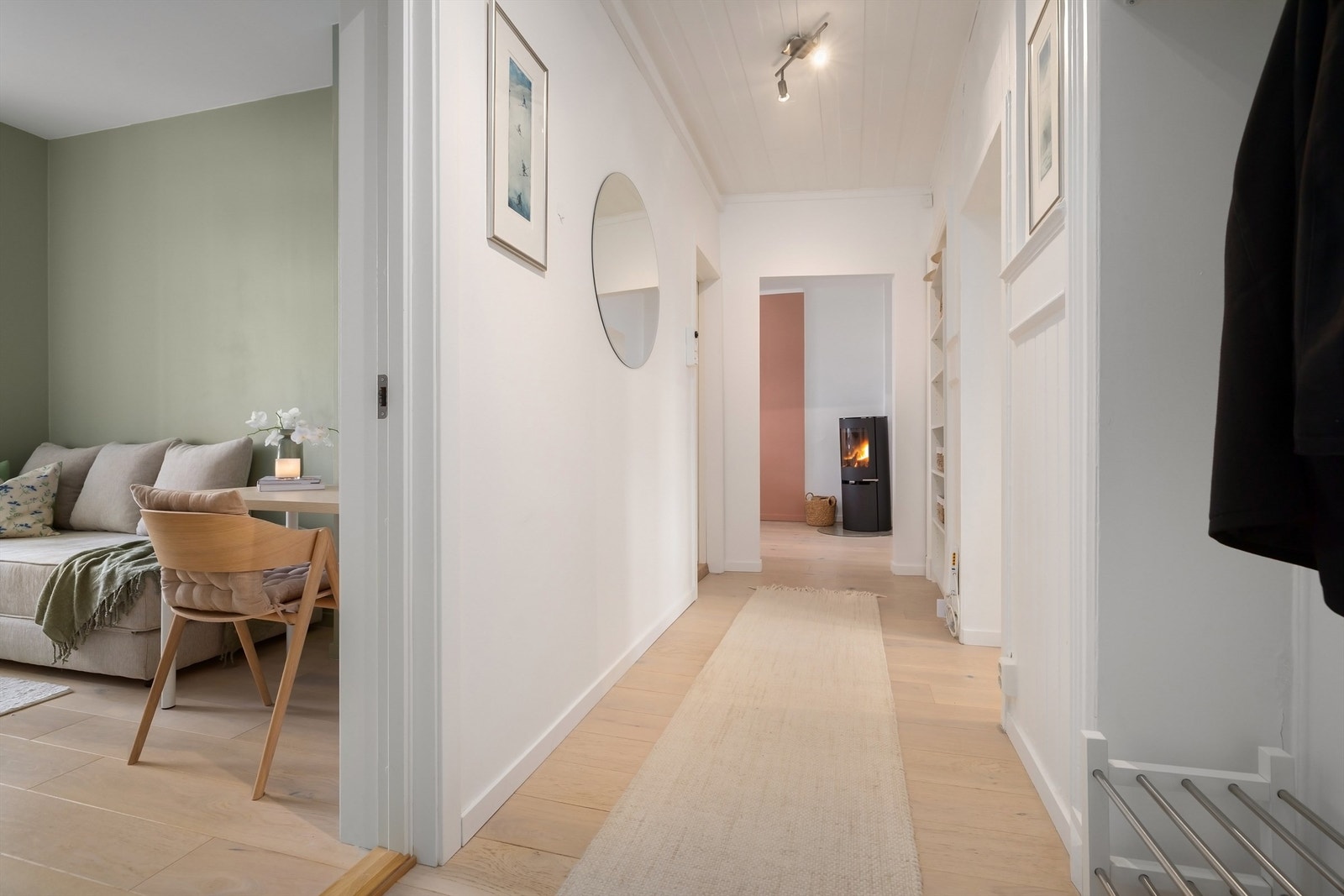 Entréen gir et godt førsteinntrykk av boligen med plass til både sko og oppheng av yttertøy på vegg Galleribilde