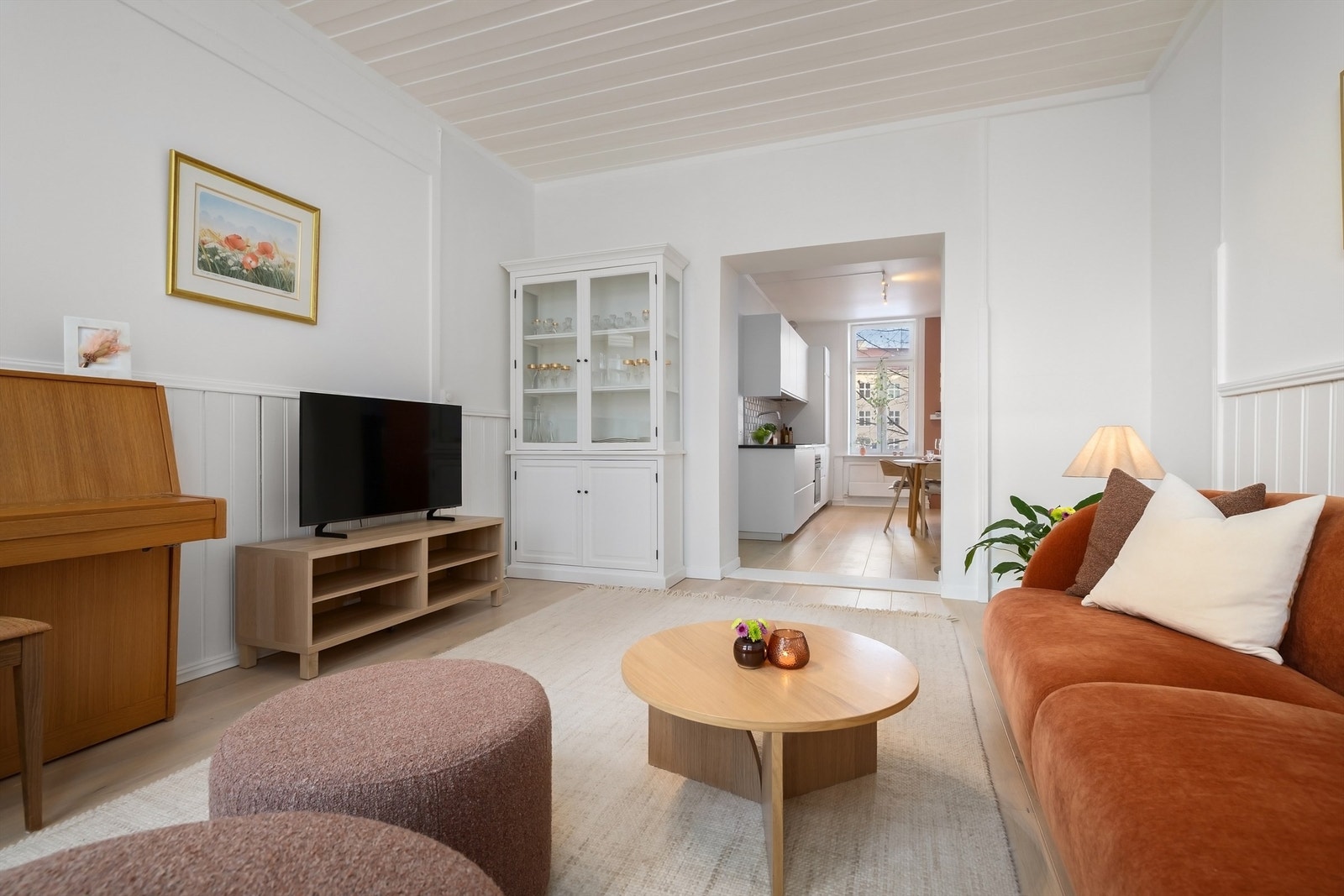 Den åpne og gjennomgående løsningen gir lys fra 2 sider og en luftig følelse i leiligheten Galleribilde