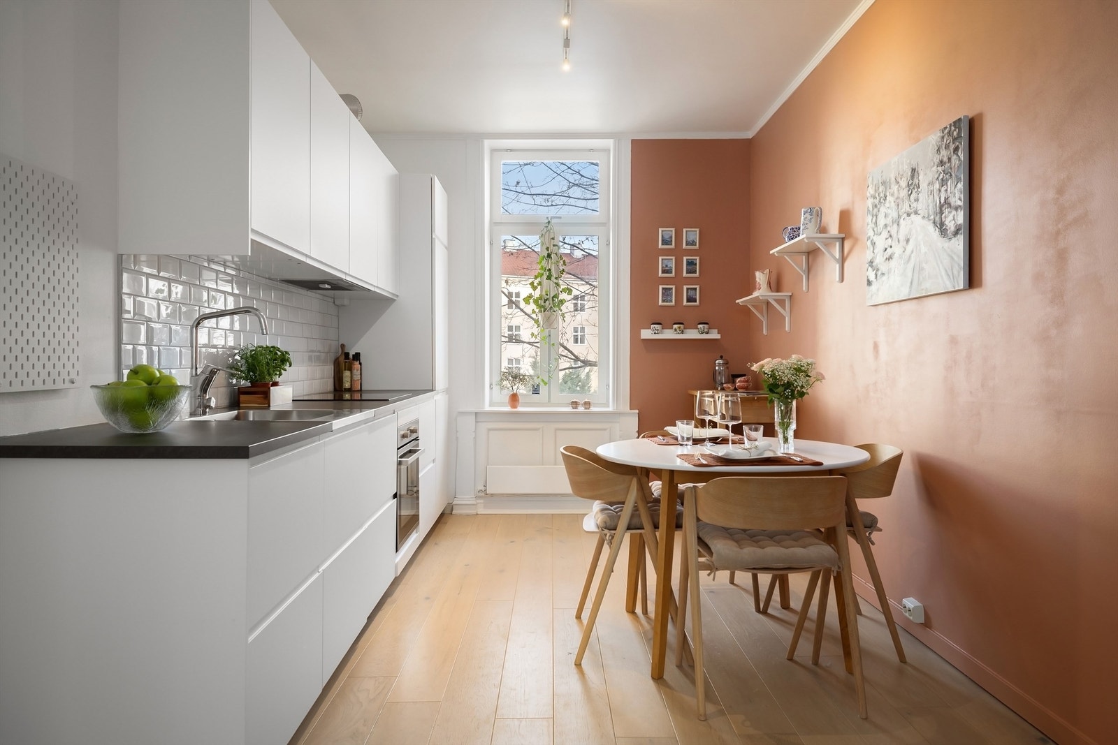 På kjøkkenet er det god plass til spisebord og hyggelig utsyn mot bakgården Galleribilde