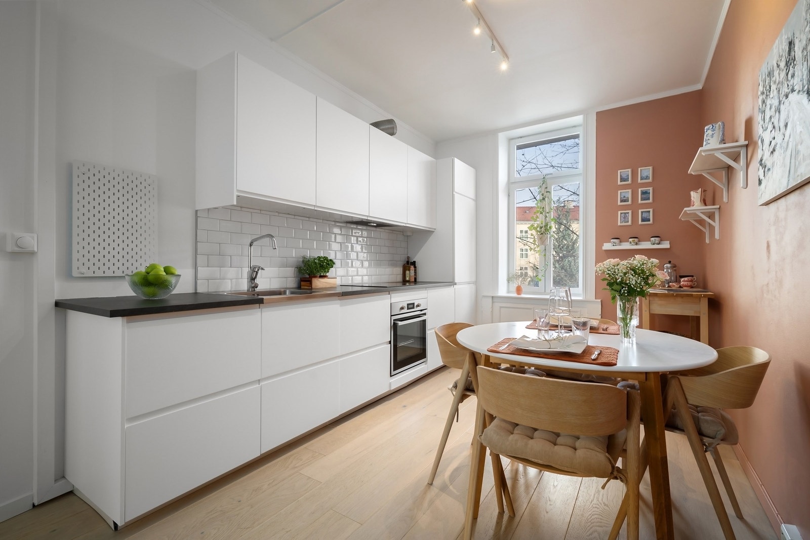 Kjøkkeninnredningen er pusset opp i 2020 Galleribilde