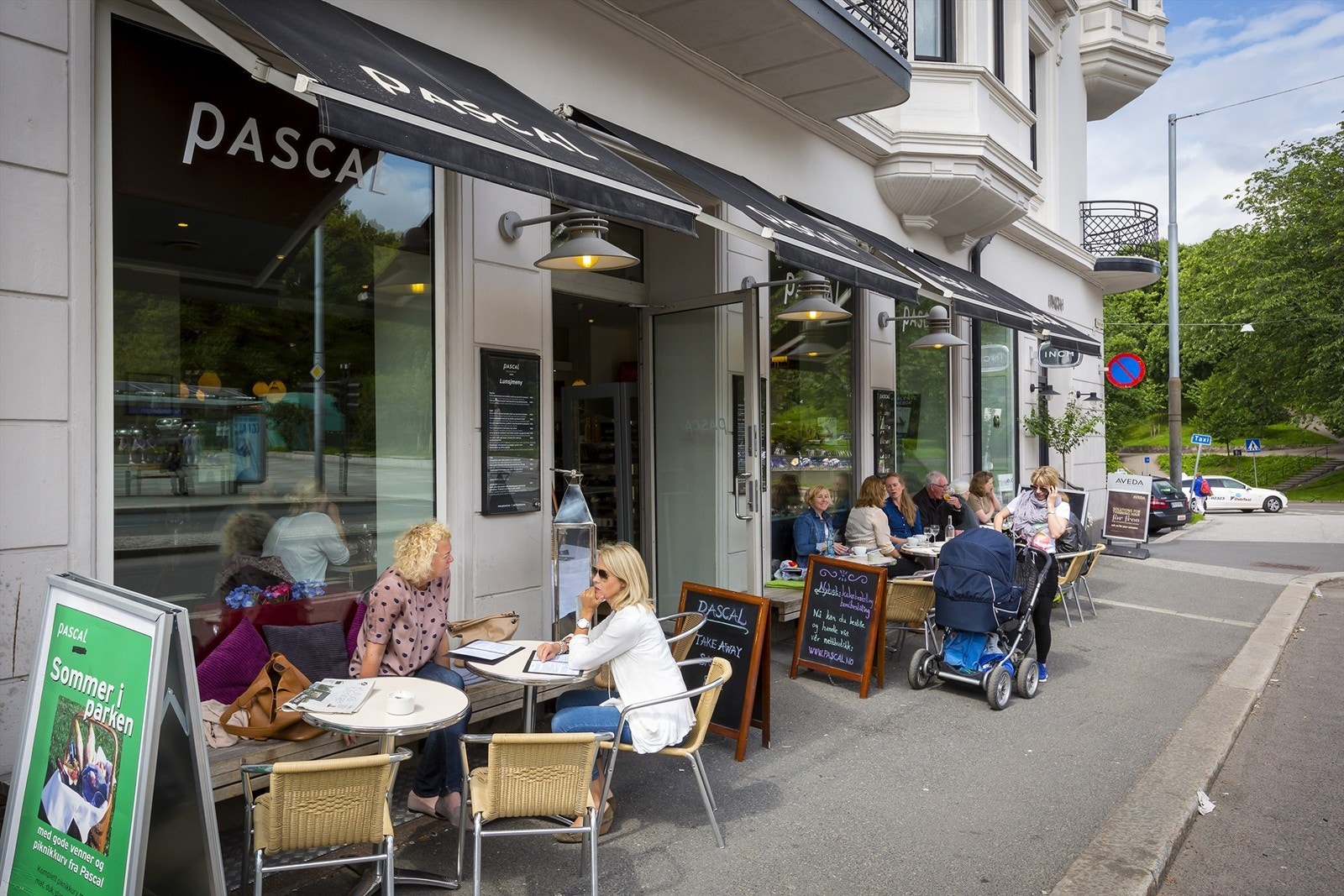 Her ligger og Pascal som tilbyr kaker, macaroner, sjokolade og bakverk, bakt med råvarer av ytterste kvalitet Galleribilde