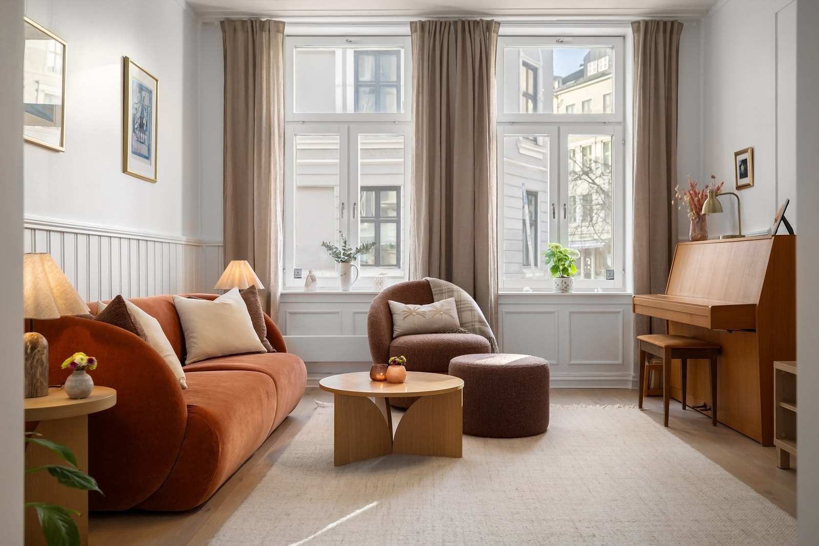 Leiligheten har store, klassiske vinduer som strekker seg helt opp til taket, og gir mye naturlig lys i alle rom Galleribilde