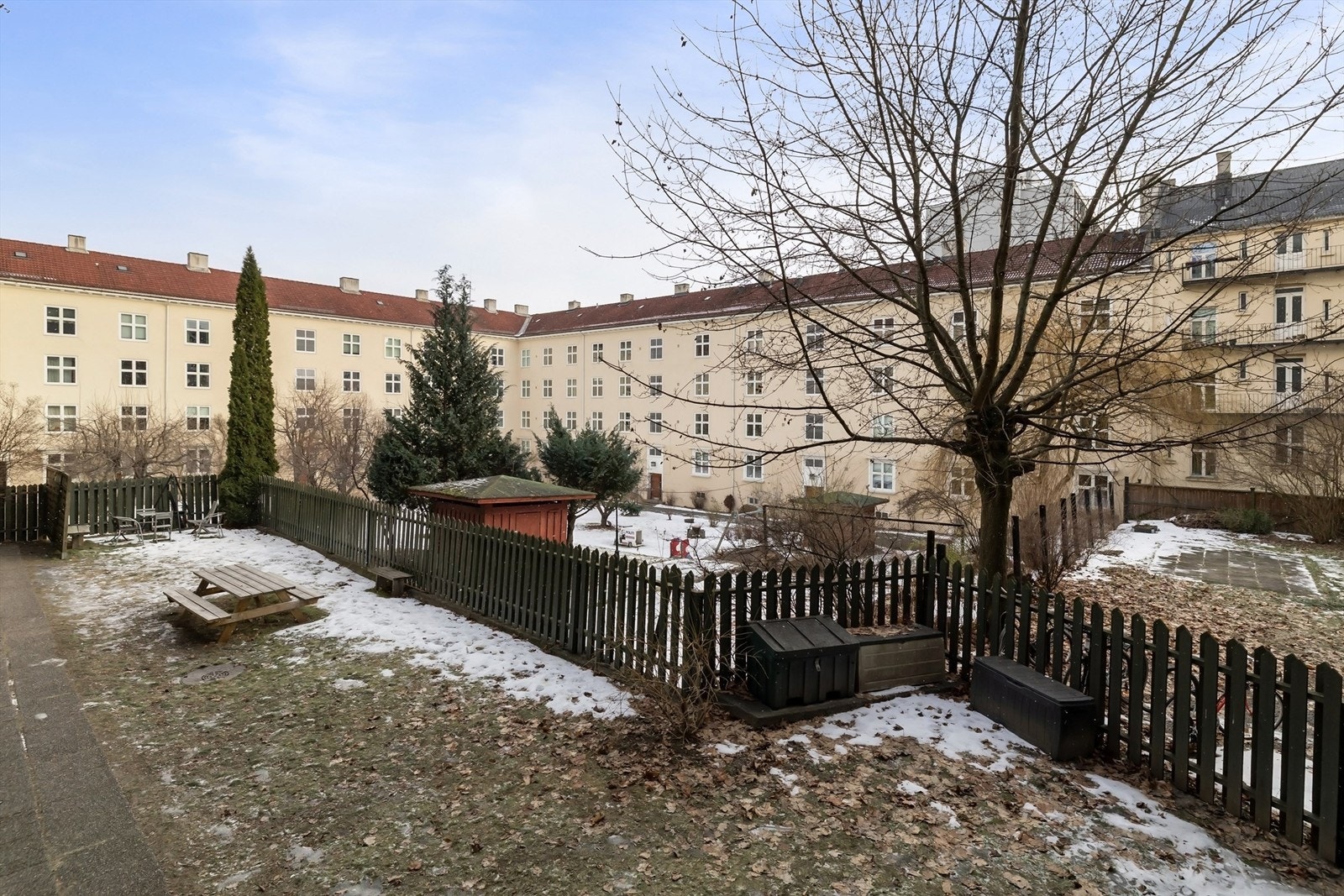 Her bor du i et hyggelig sameie med en usjenert felles bakgård til flittig bruk av beboerne Galleribilde