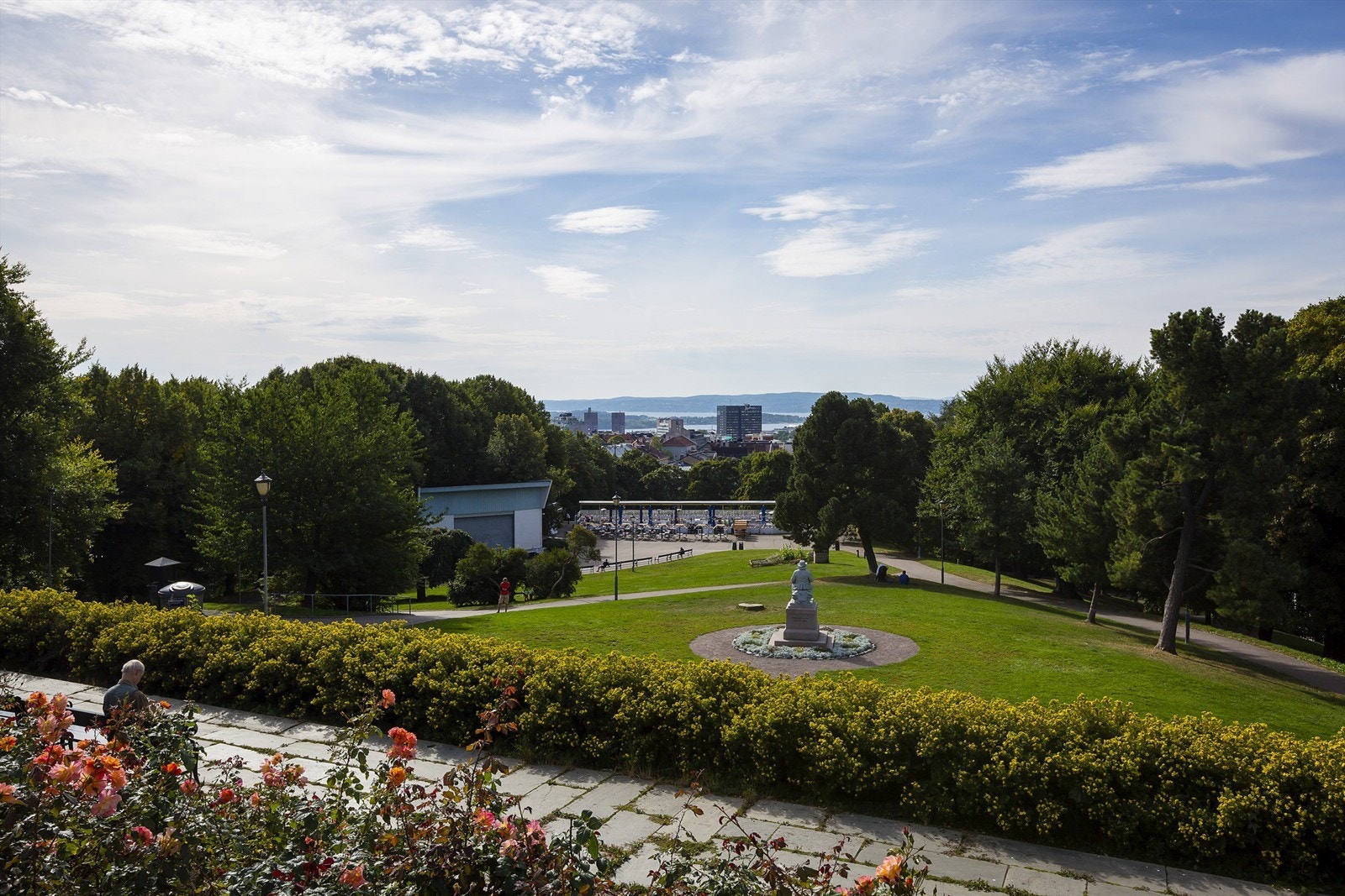 Bare et steinkast unna ligger populære St. Hanshaugen park med flotte utsiktspunkt - perfekt for piknik, joggeturer eller en rolig stund med en bok under trærne Galleribilde