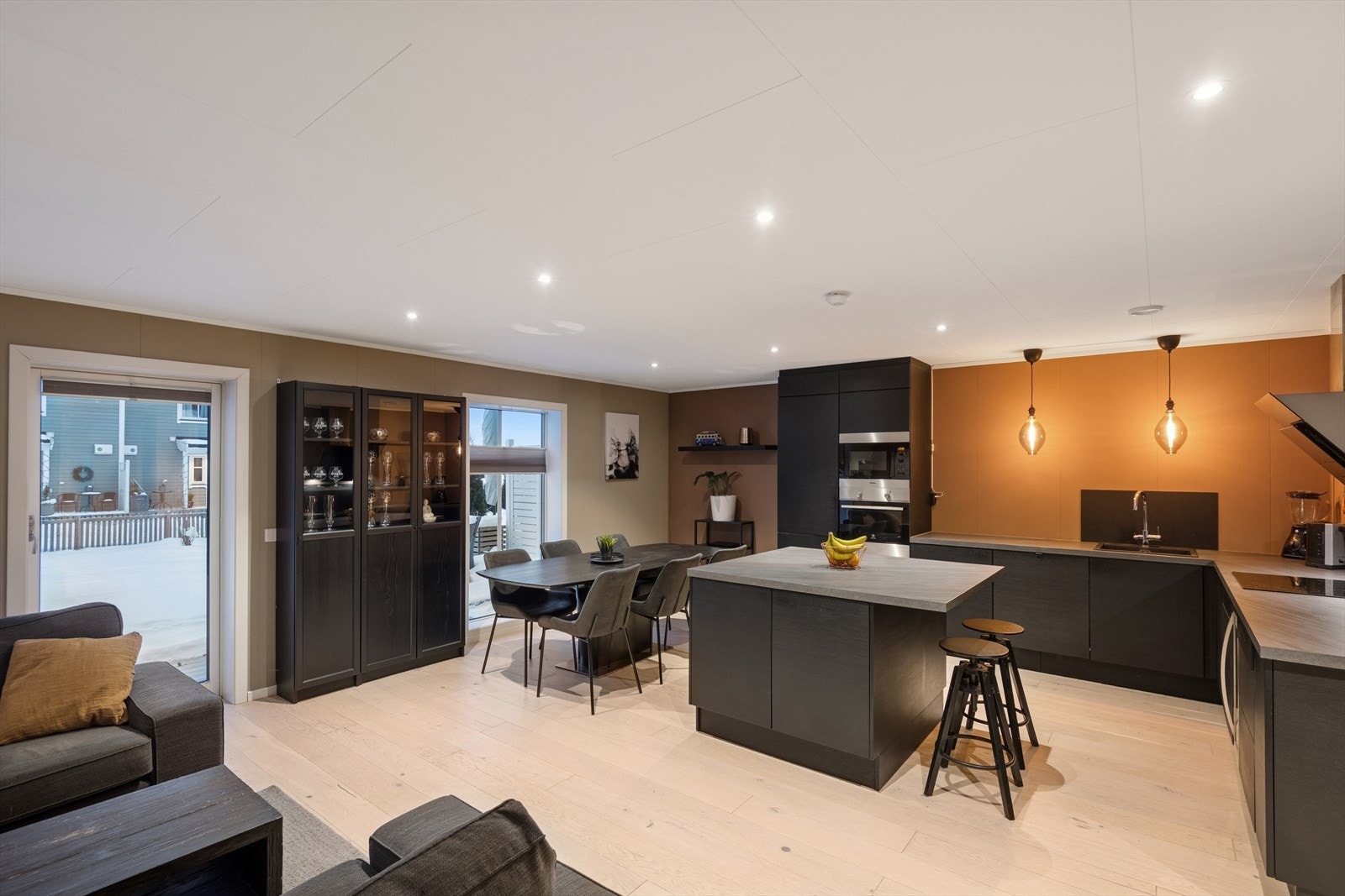 Stuen har store vindusflater som slipper inn rikelig med naturlig lys og gir et flott utsyn over uteområdene. Galleribilde