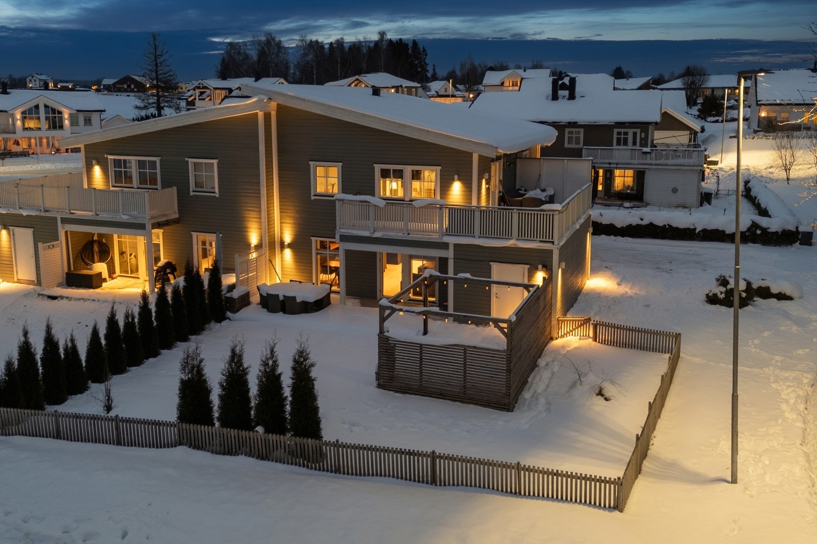 Boligen har en attraktiv og sentral beliggenhet på Bergum-feltet i Løten kommune, og utgjør den ene halvdelen av en moderne og innholdsrik tomannsbolig. Galleribilde