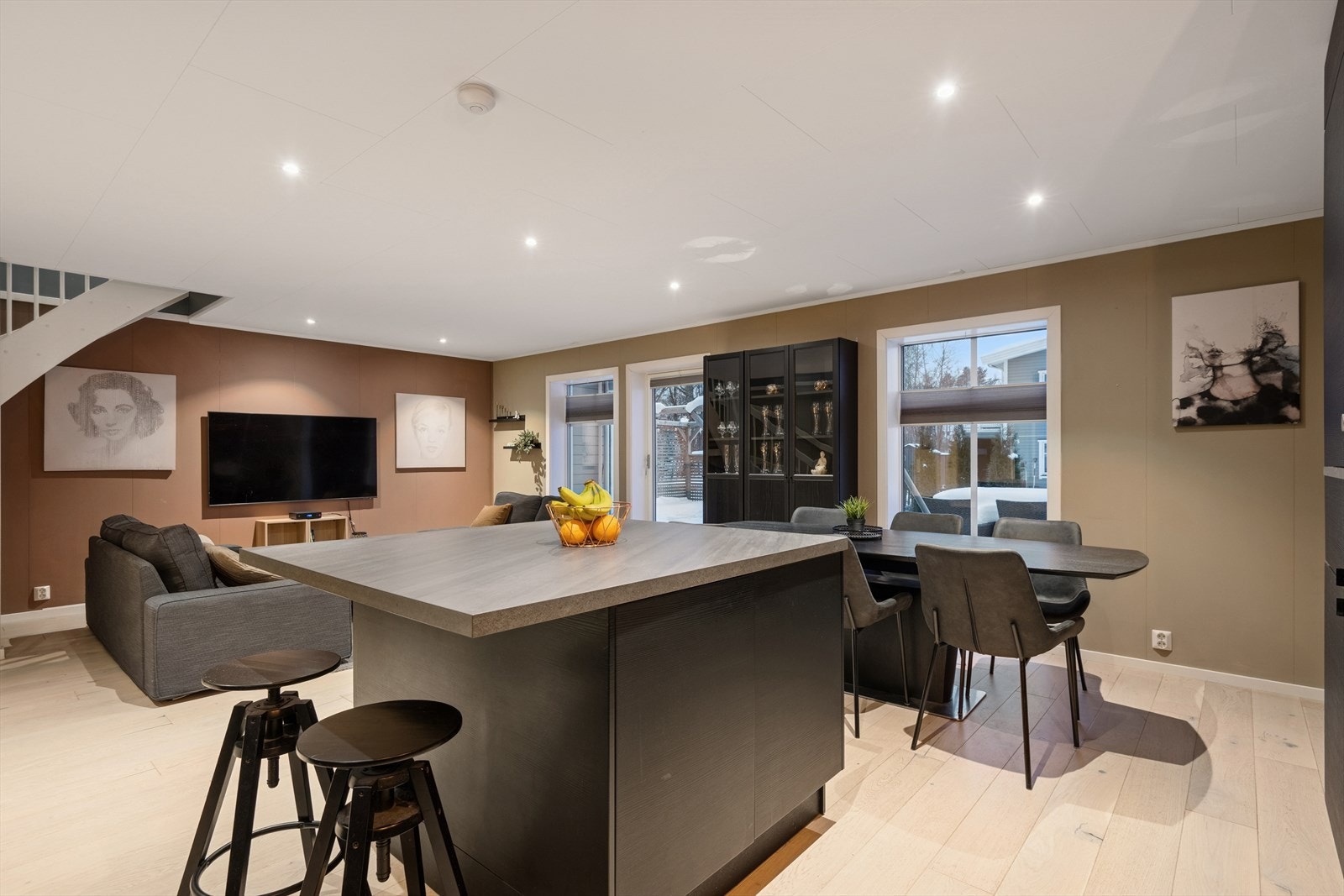 Planløsningen er gjennomtenkt og praktisk, med en åpen kjøkken- og stueløsning som skaper gode soner for både matlaging og sosialt samvær. Galleribilde