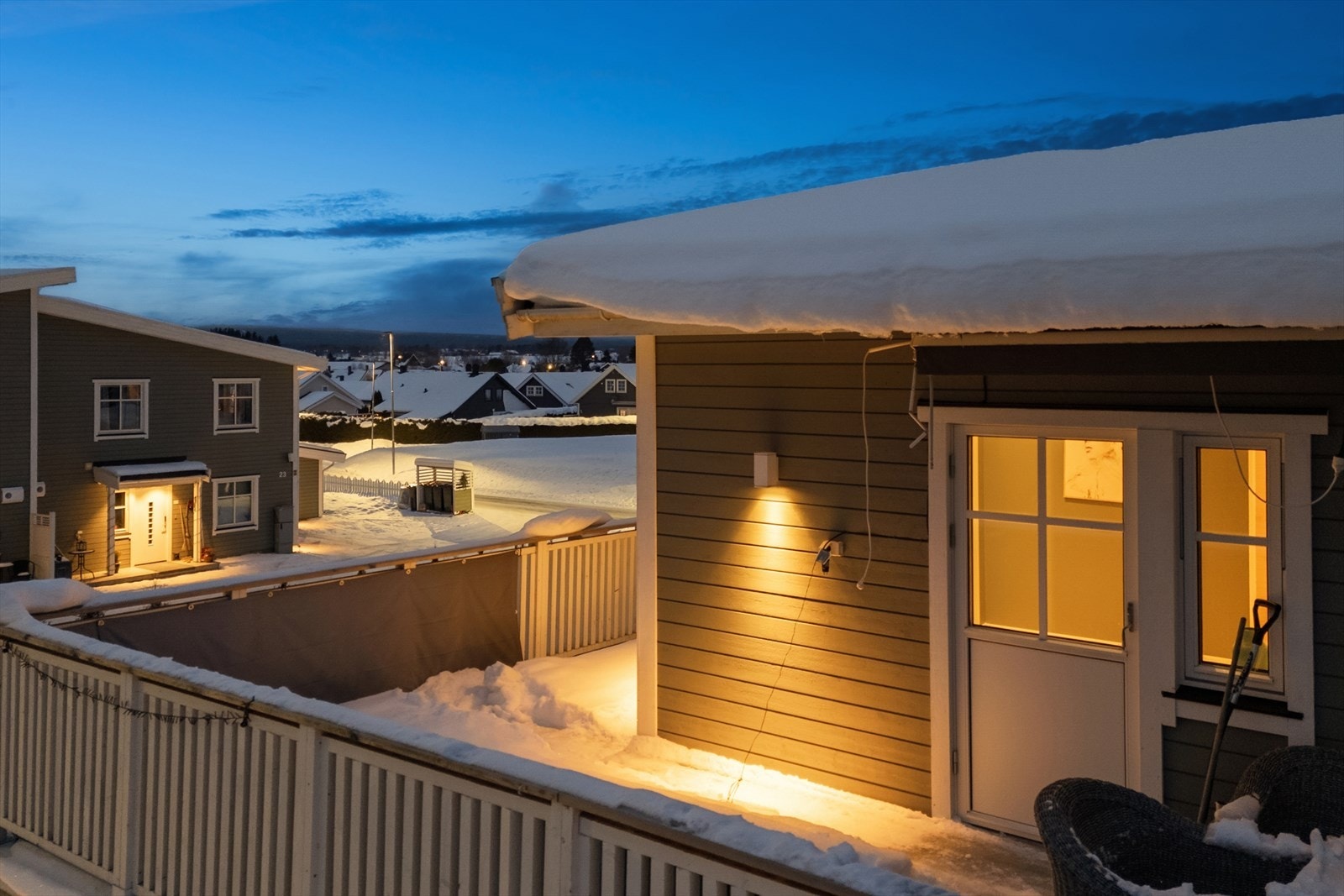 I andre etasje finner du en hyggelig altan med adkomst direkte fra loftstuen - et perfekt sted for morgenkaffen eller en rolig kveld i frisk luft. Galleribilde