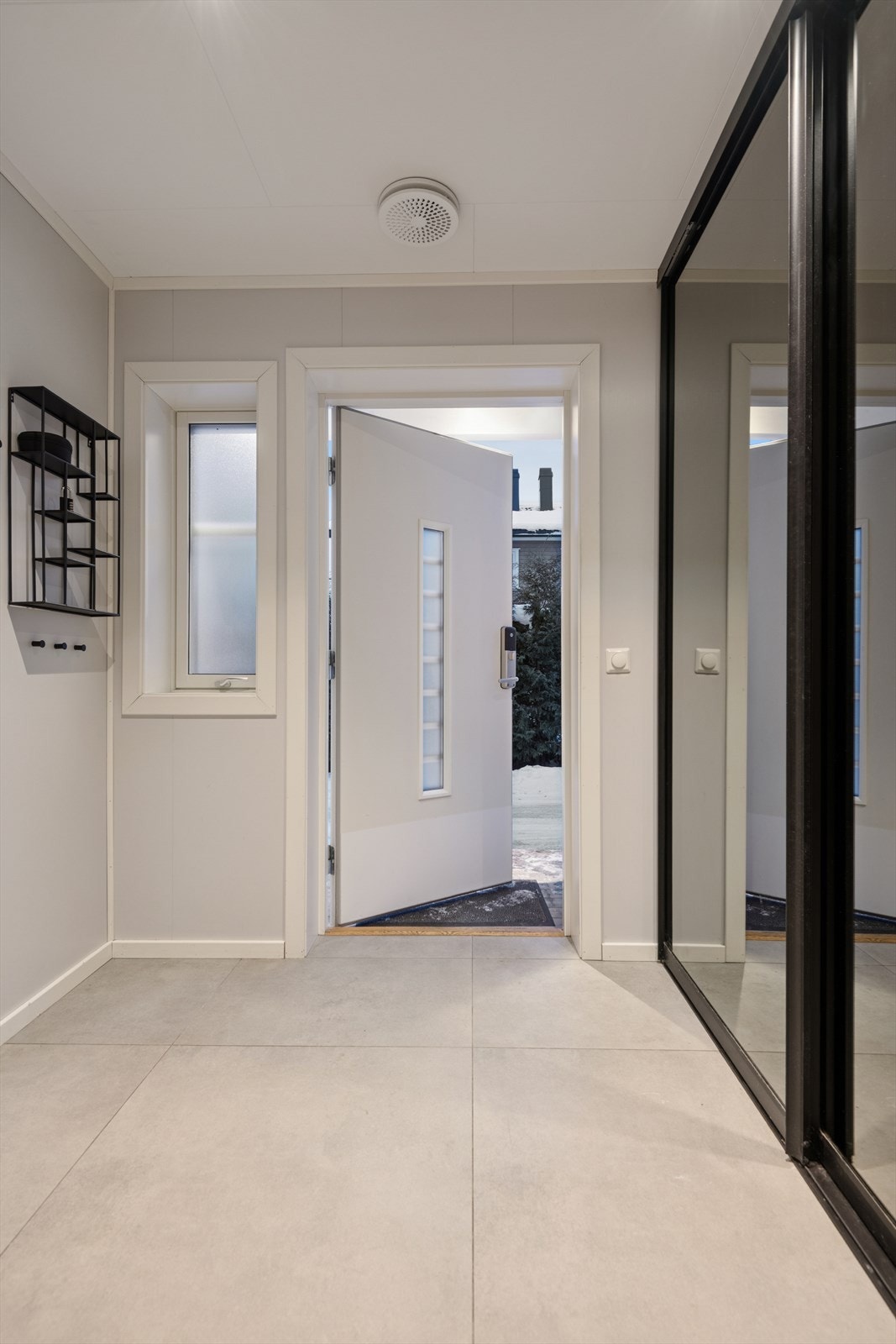 Første etasje har vannbåren varme i gulvene og fremstår gjennomgående med pene gulvflater, hovedsakelig bestående av parkett og fliser. Galleribilde