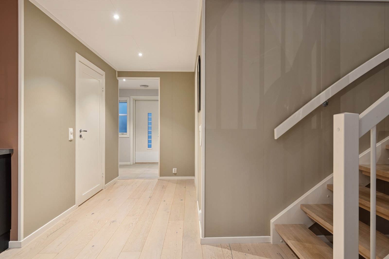 Inngangsparti med trappeoppegang. Galleribilde