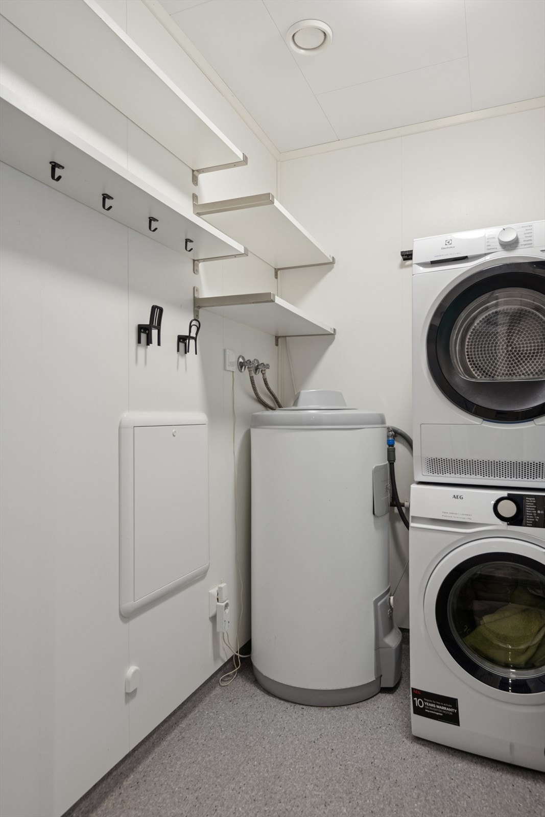 Boligen har et eget teknisk rom/vaskevaskerom, som gir praktiske løsninger for både oppbevaring, vask og drift av tekniske installasjoner. Galleribilde