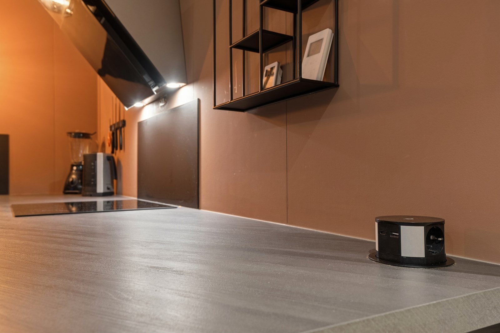 Benkeplaten har stikkontakter installert for enkel tilgang ved behov. Galleribilde