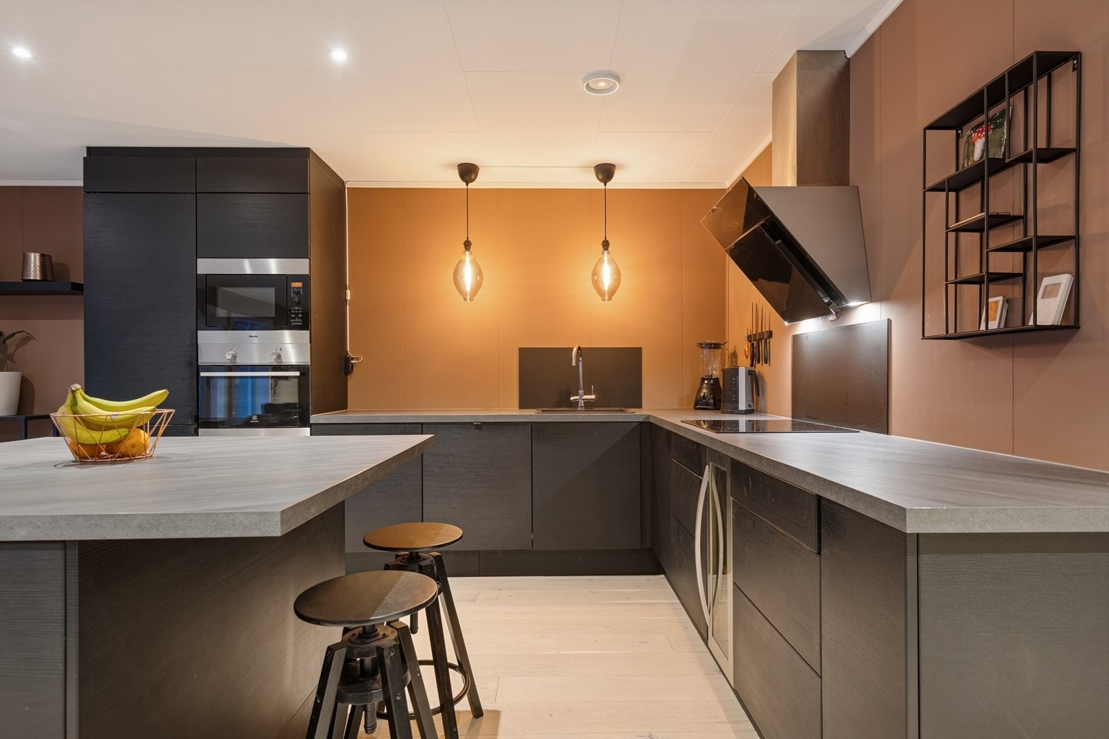 Kjøkkenet er utstyrt med integrert komfyr, koketopp, kjøleskap, mikrobølgeovn og et elegant vinskap for ekstra komfort og kvalitet i hverdagen. Galleribilde