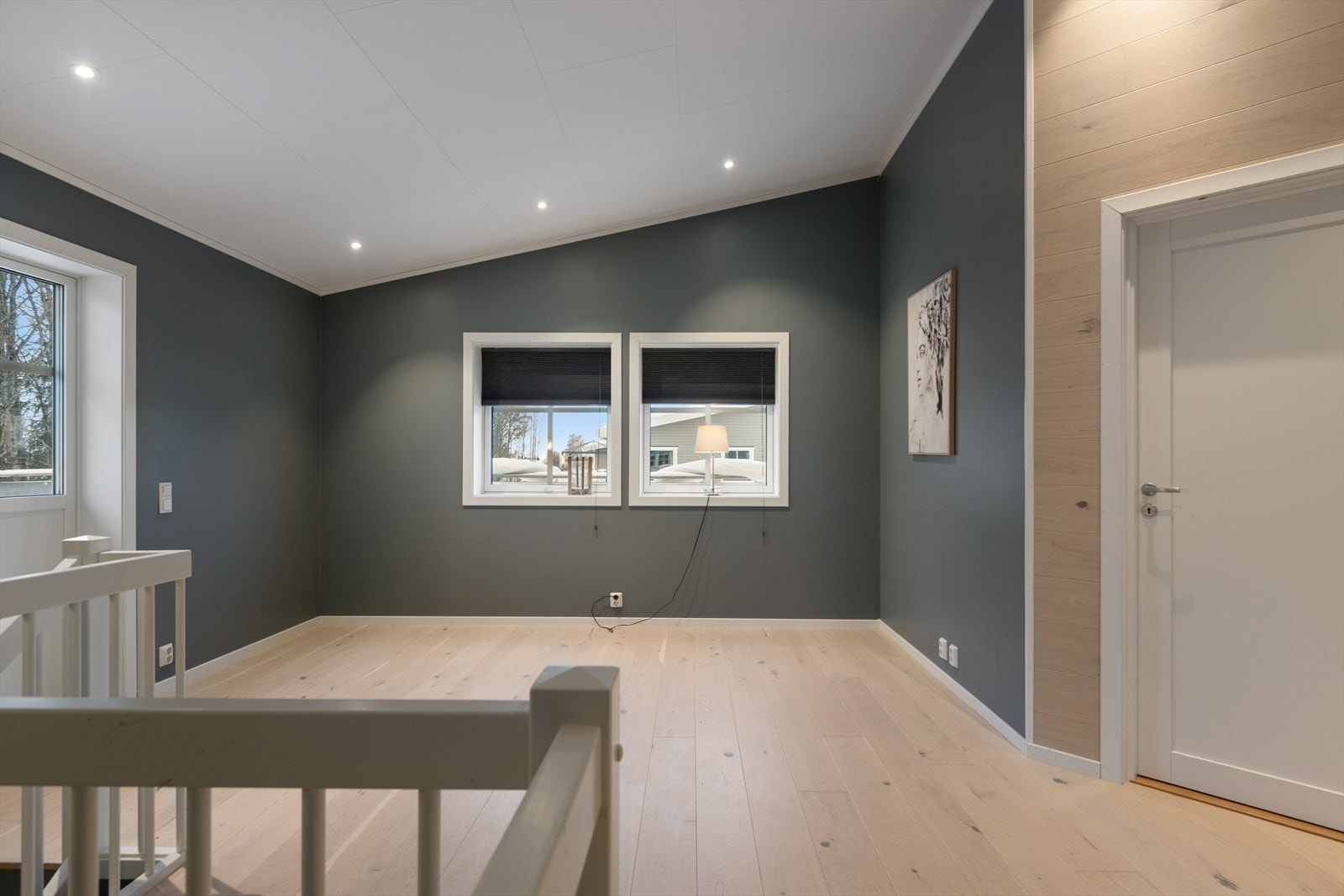 Overetasjen byr også på en hyggelig loftstue med gode møbleringsmuligheter - perfekt som TV-krok, lekeområde eller en ekstra sosial sone for hele familien. Galleribilde