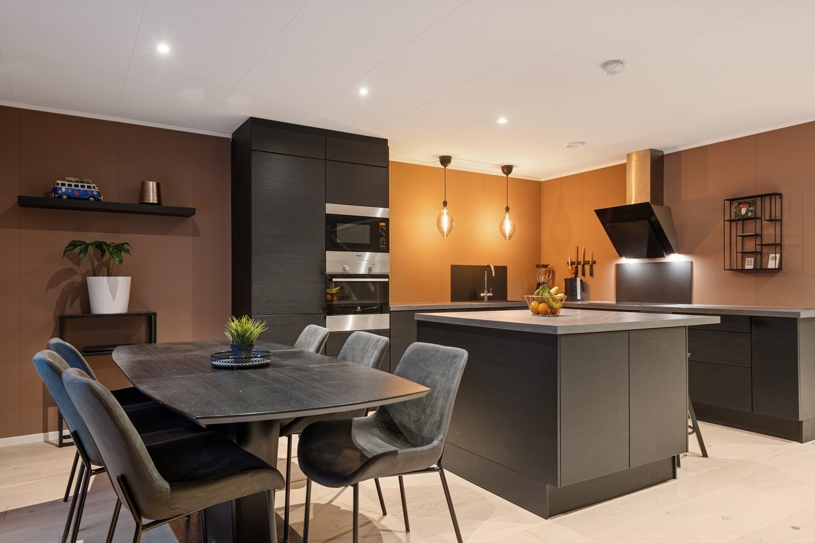 Stilrent kjøkken med varme fargetoner på veggflatene, som skaper en lun og moderne atmosfære. Galleribilde