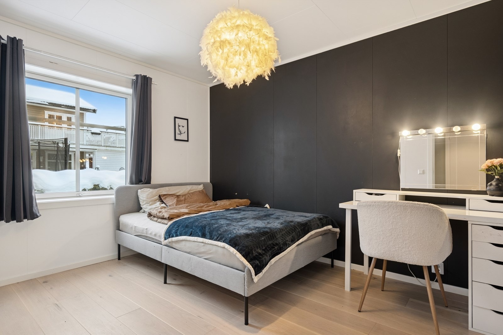 Huset har totalt fire soverom - ett praktisk plassert i første etasje og tre romslige soverom i andre etasje. Galleribilde