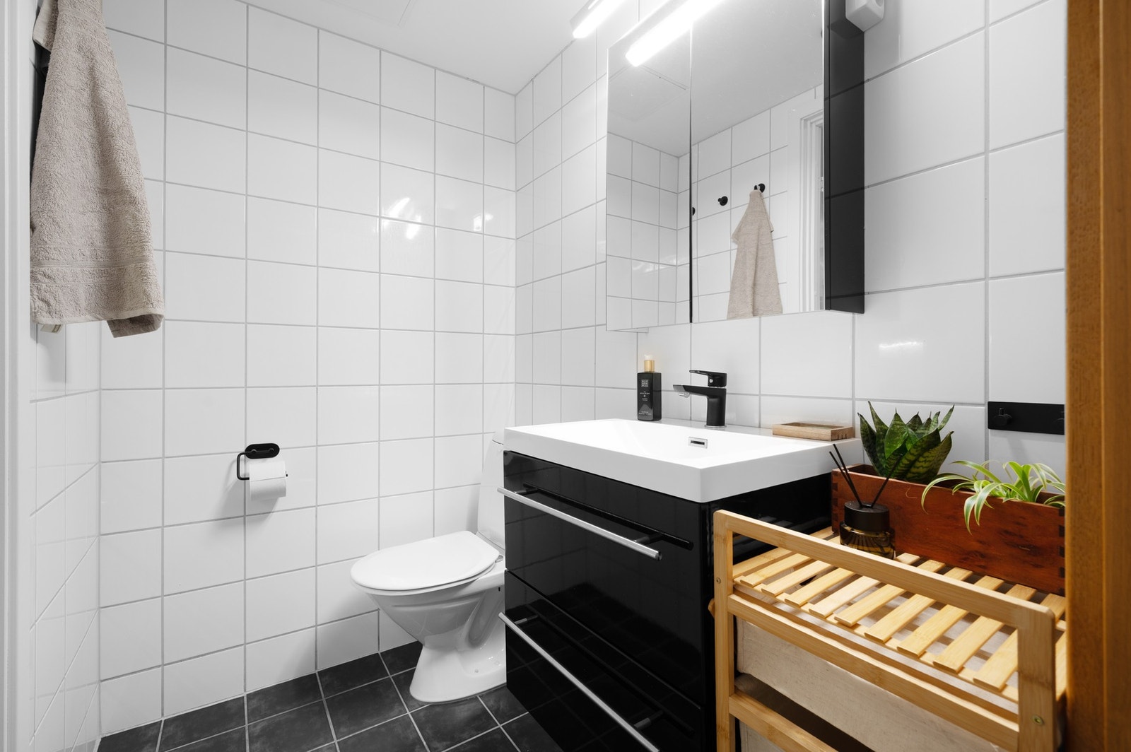 Pent flislagt bad fra byggeår (2005) med varme i gulv. Galleribilde