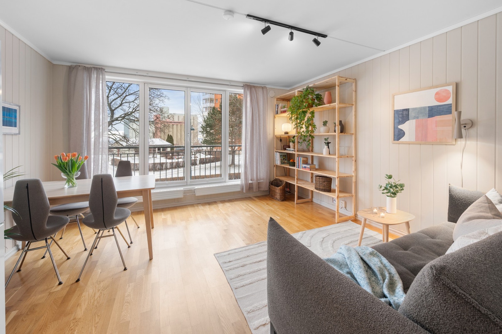 Grunnet beliggenheten i den høye 1.etasjen har man lite innsyn fra gateplan. Galleribilde