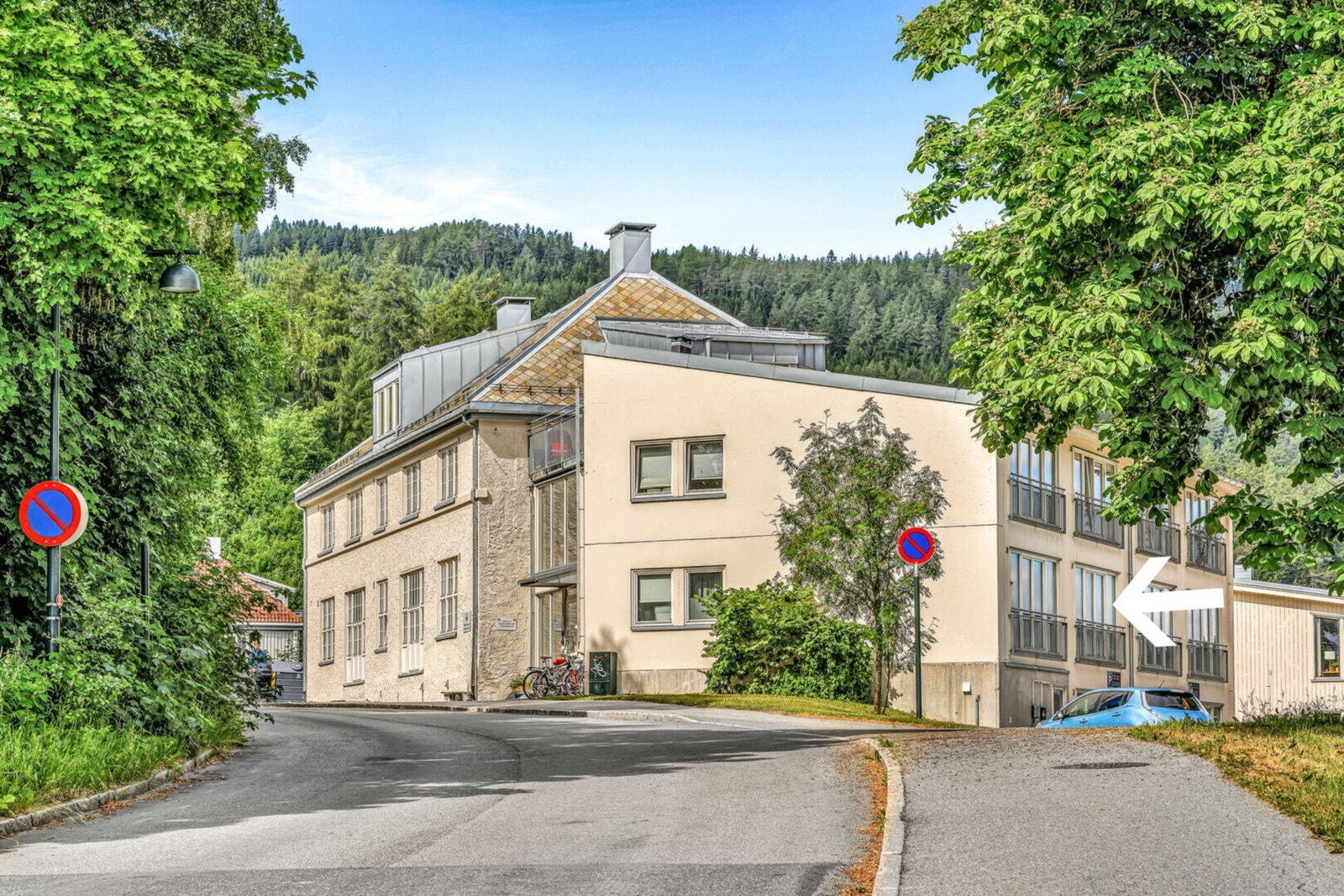 Bilde tatt av bygget på sommerstid. Galleribilde