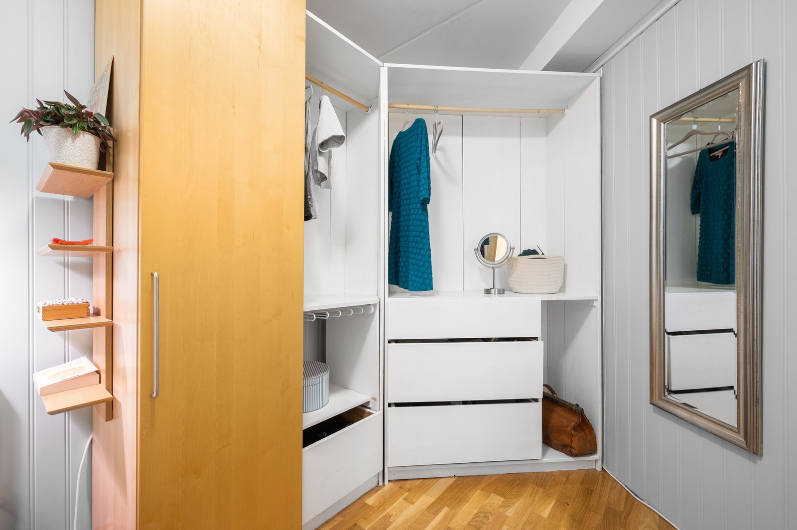 Garderobeskapene medfølger for øvrig handelen. Galleribilde