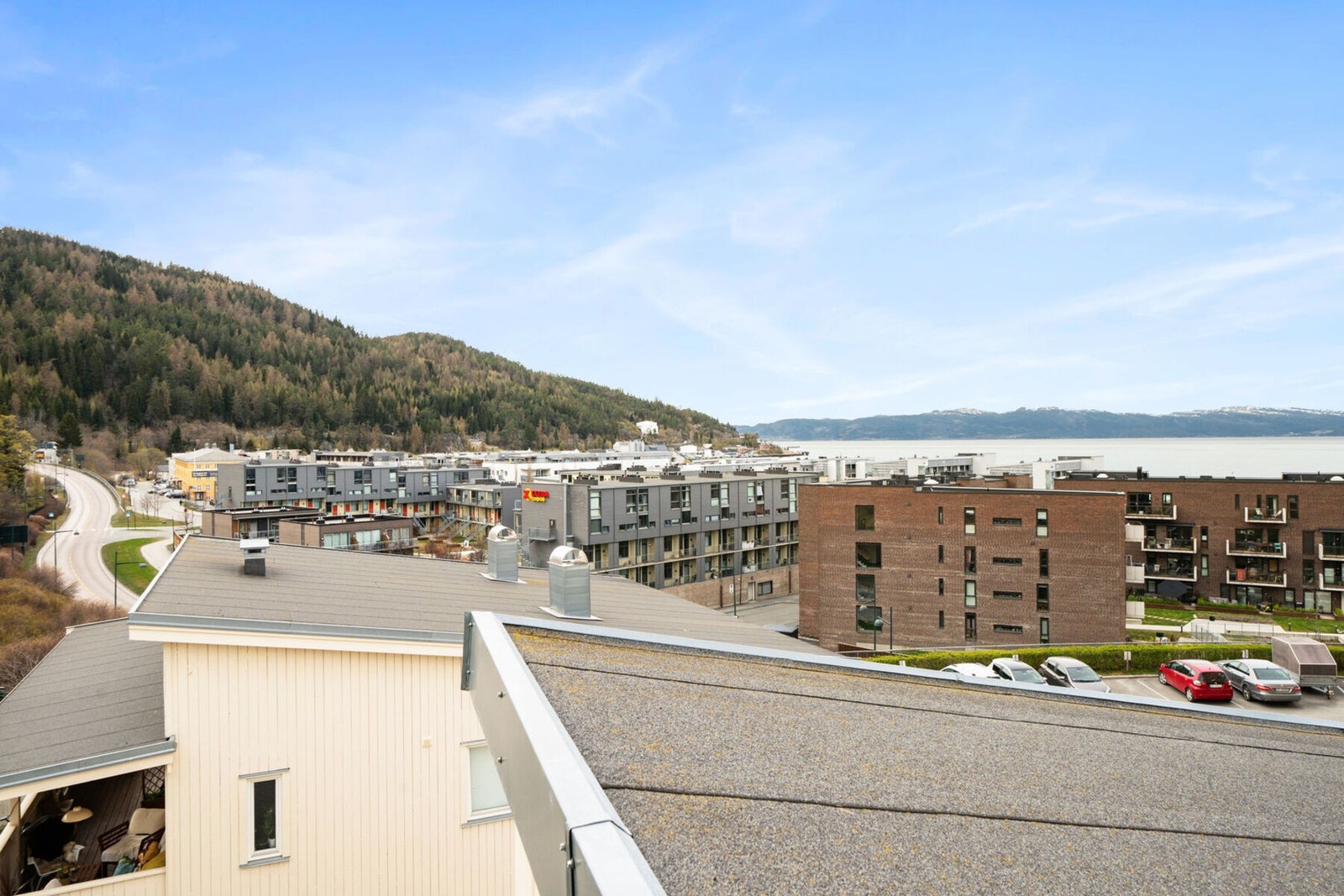 Her med fin utsikt mot Ilsvika og Trondheimsfjorden fra takterrassen. Galleribilde