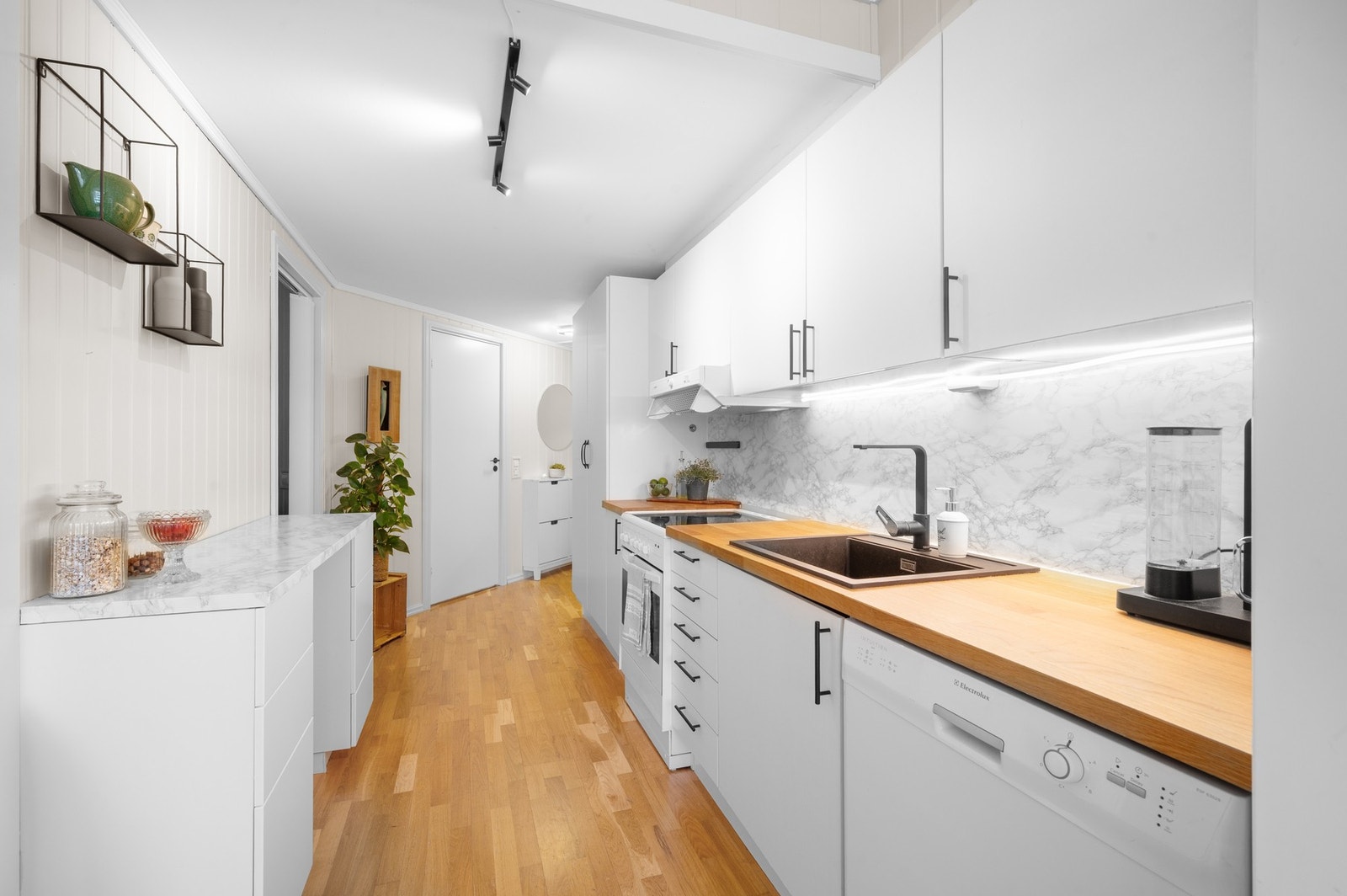 Her er det frittstående hvitevarer som komfyr, kjøle/fryseskap og oppvaskmaskin. Galleribilde