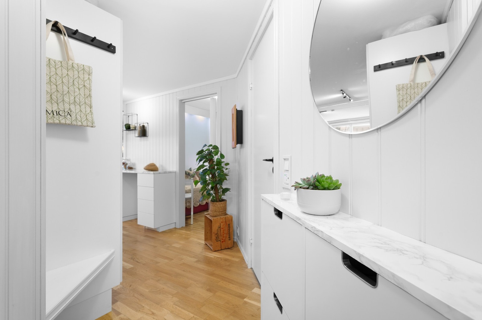 Entrè med vegghengte knagger for yttertøy og skoskap. Galleribilde