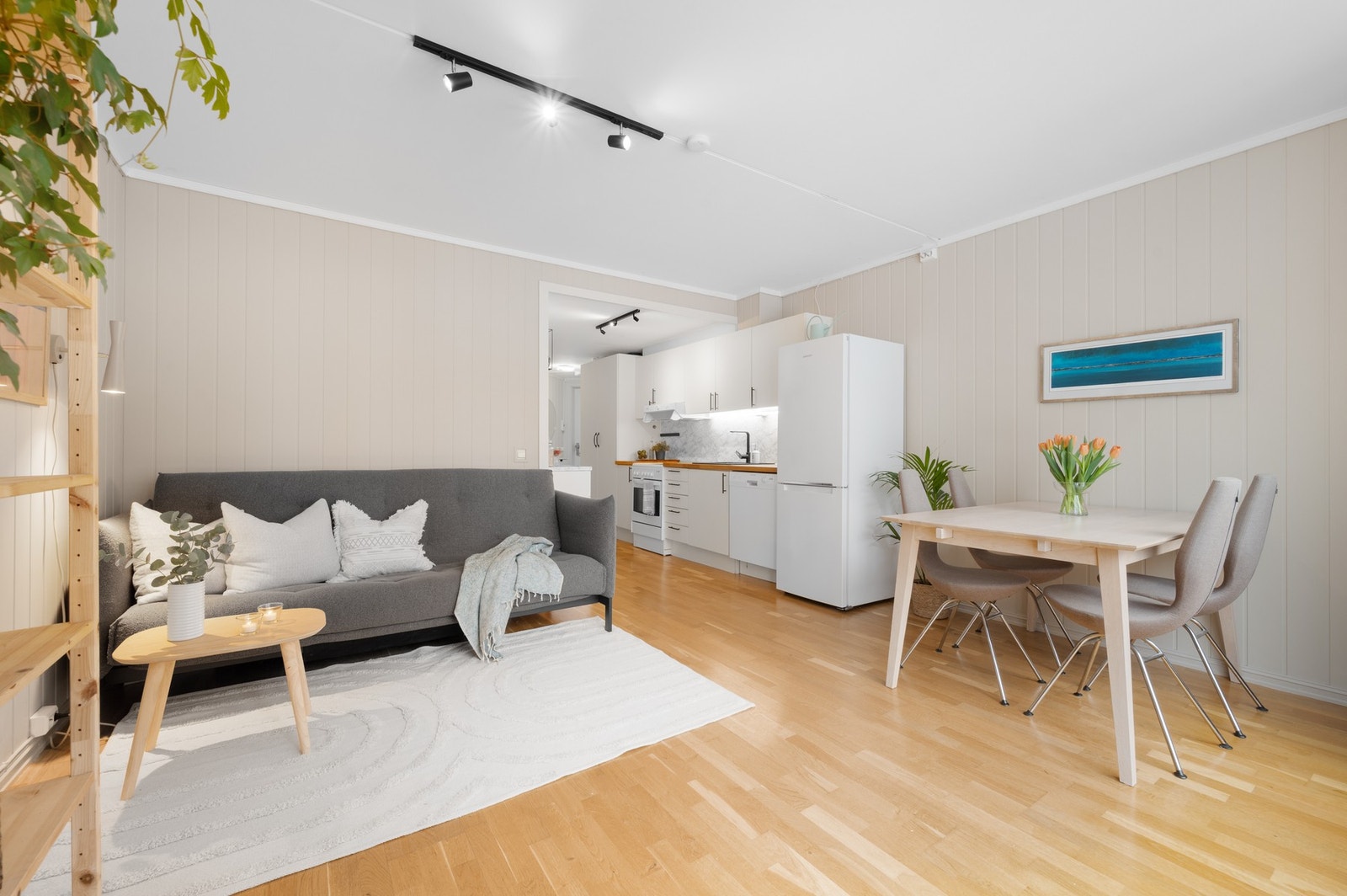 Leiligheten har en åpen løsning mellom kjøkken og stue på ca. 24 kvm. Galleribilde