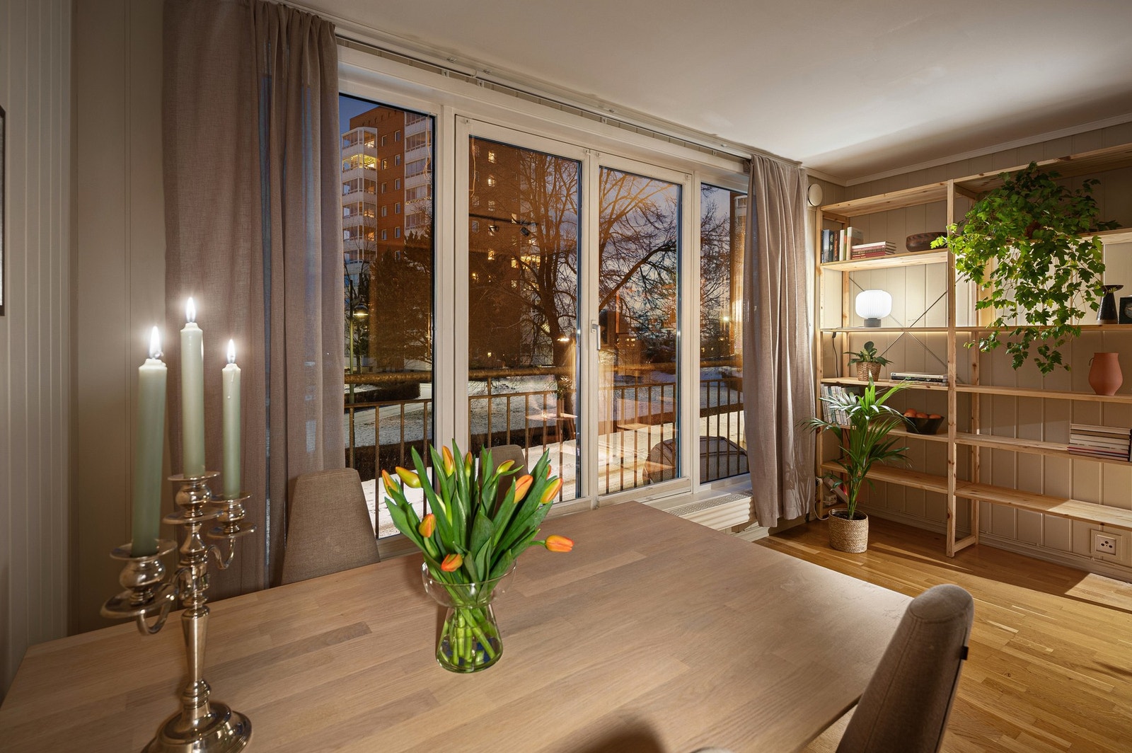 Spiseseksjonen finner sin naturlige plassering med stuevinduene. Galleribilde