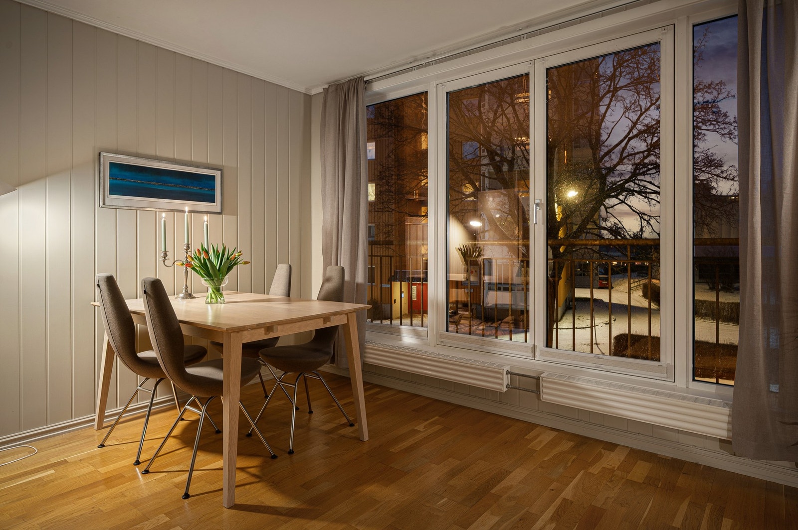 Hele leiligheten med unntak av baderom har parkett på gulv. Galleribilde