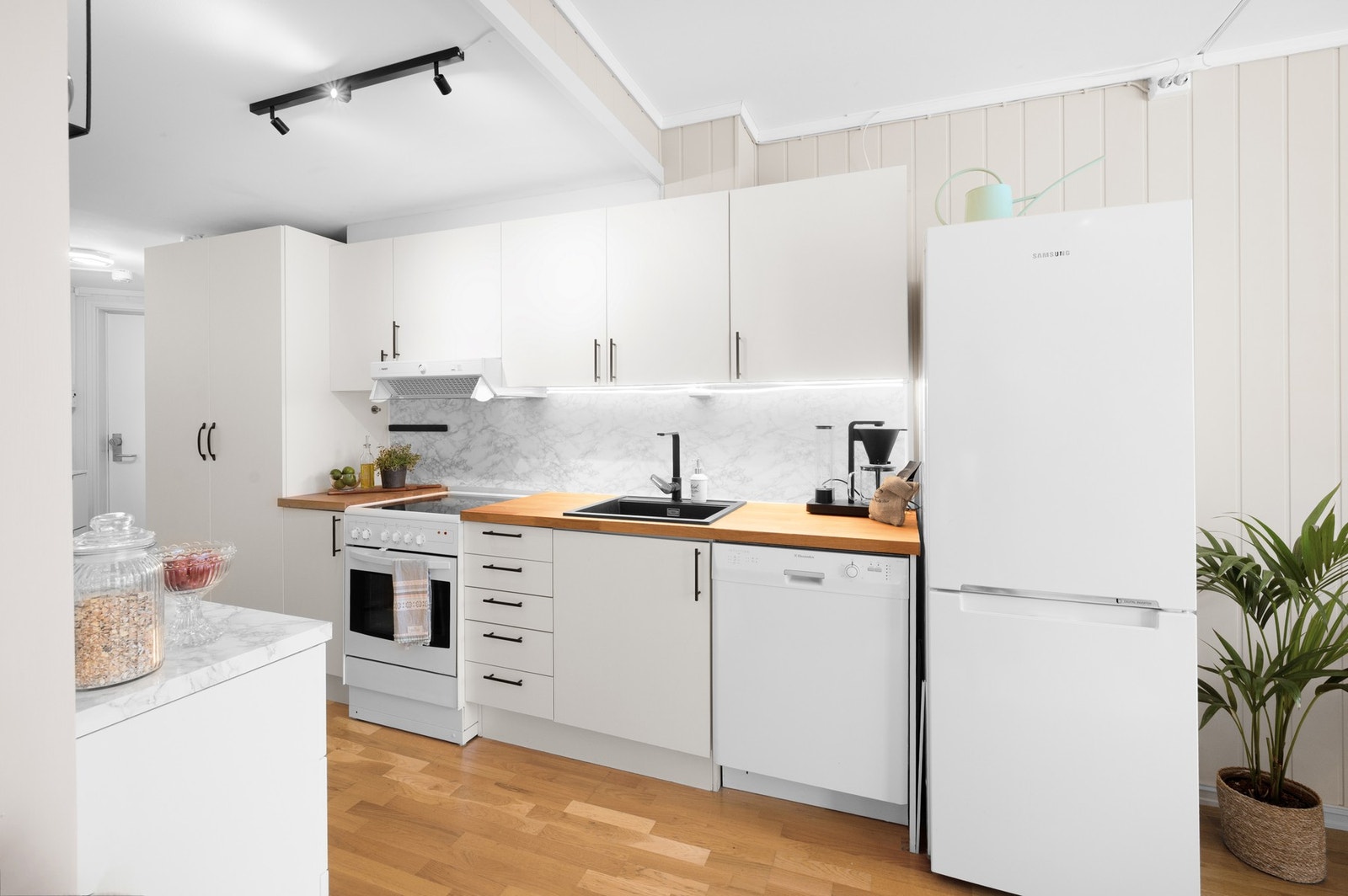 Avtrekk via skapmontert kjøkkenventilator over kokesonen. Galleribilde