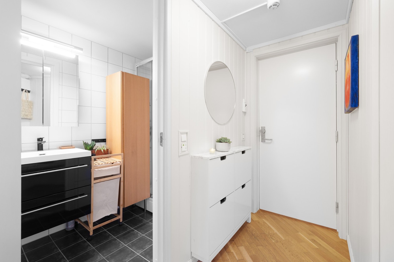 Fra inngangspartiet får man baderommet inn første dør til høyre. Galleribilde