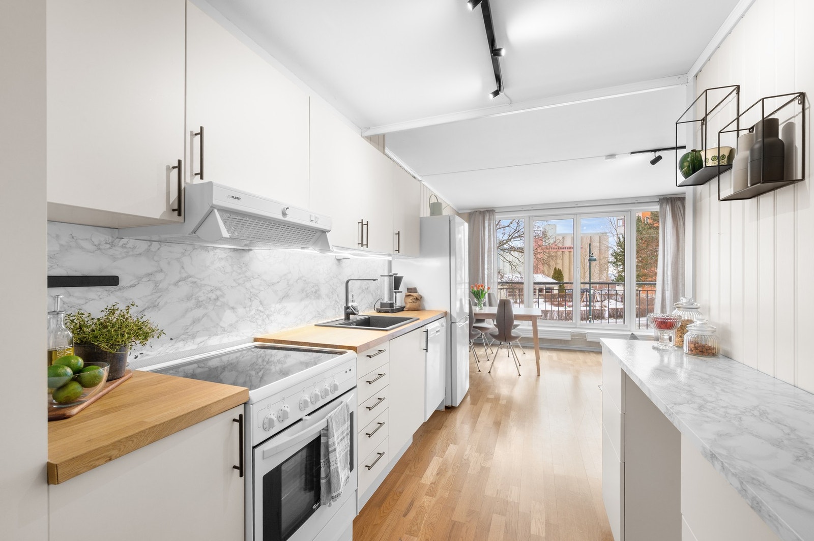 Stilrent kjøkken fra byggeår (2005). Galleribilde