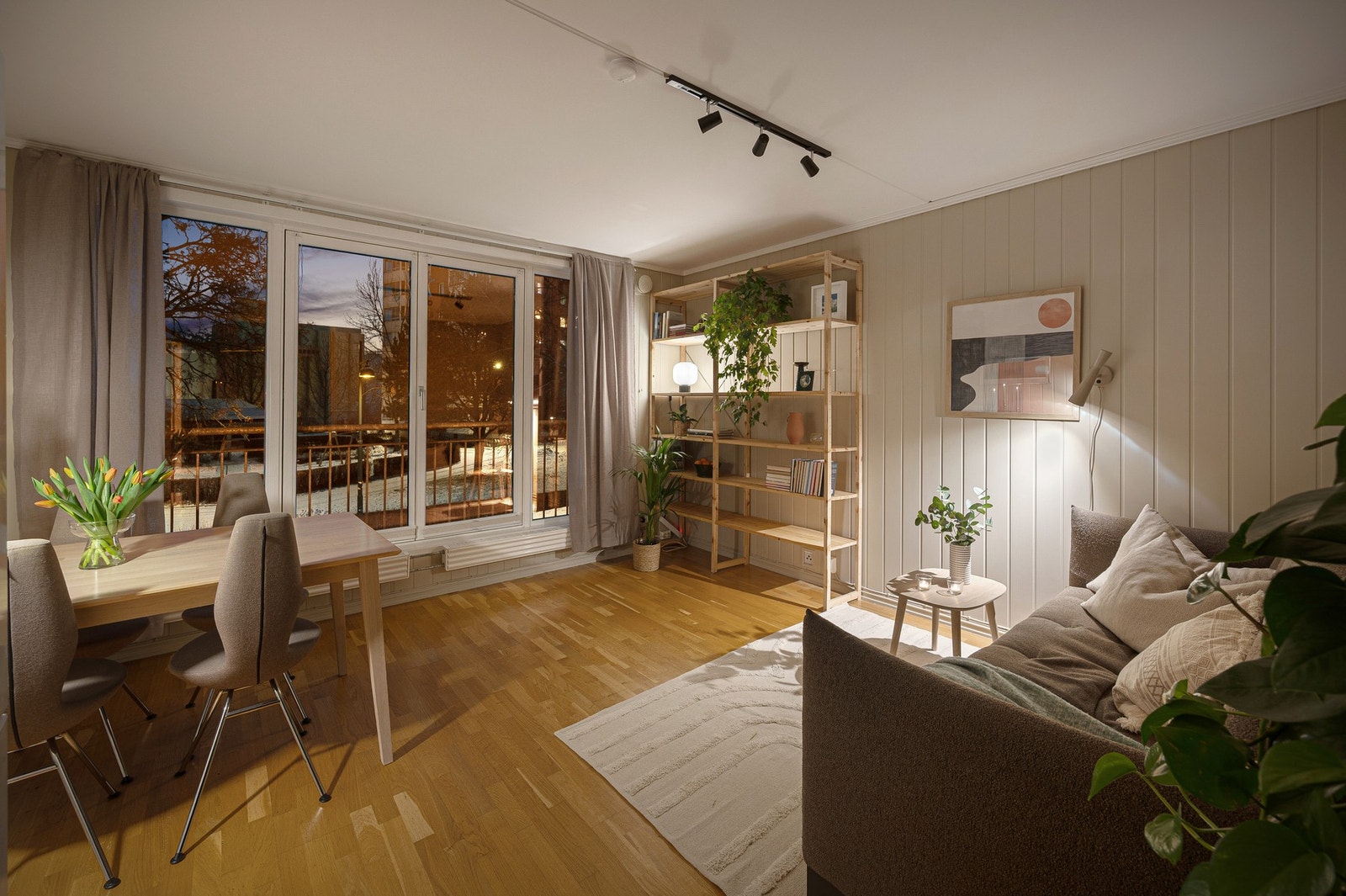 Velkommen til Bynesveien 8. Attraktiv & lettstelt leilighet i høy 1.etg | Bygg fra 2005 | Fjernvarme & varmtvann inkl. i felleskost | Takterrasse! Galleribilde