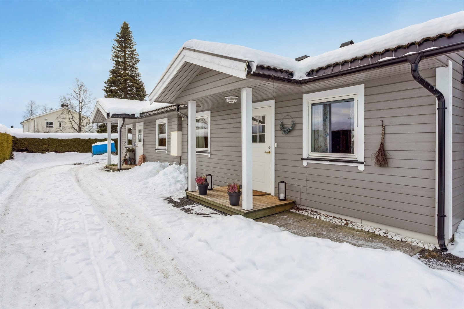 Eiendommen ligger på en relativt flat tomt med gruset innkjøring. Galleribilde