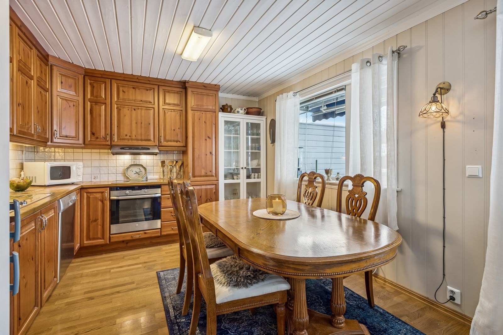 Det er god plass til en romslig spisegruppe i tilknytning til kjøkkenet. Galleribilde