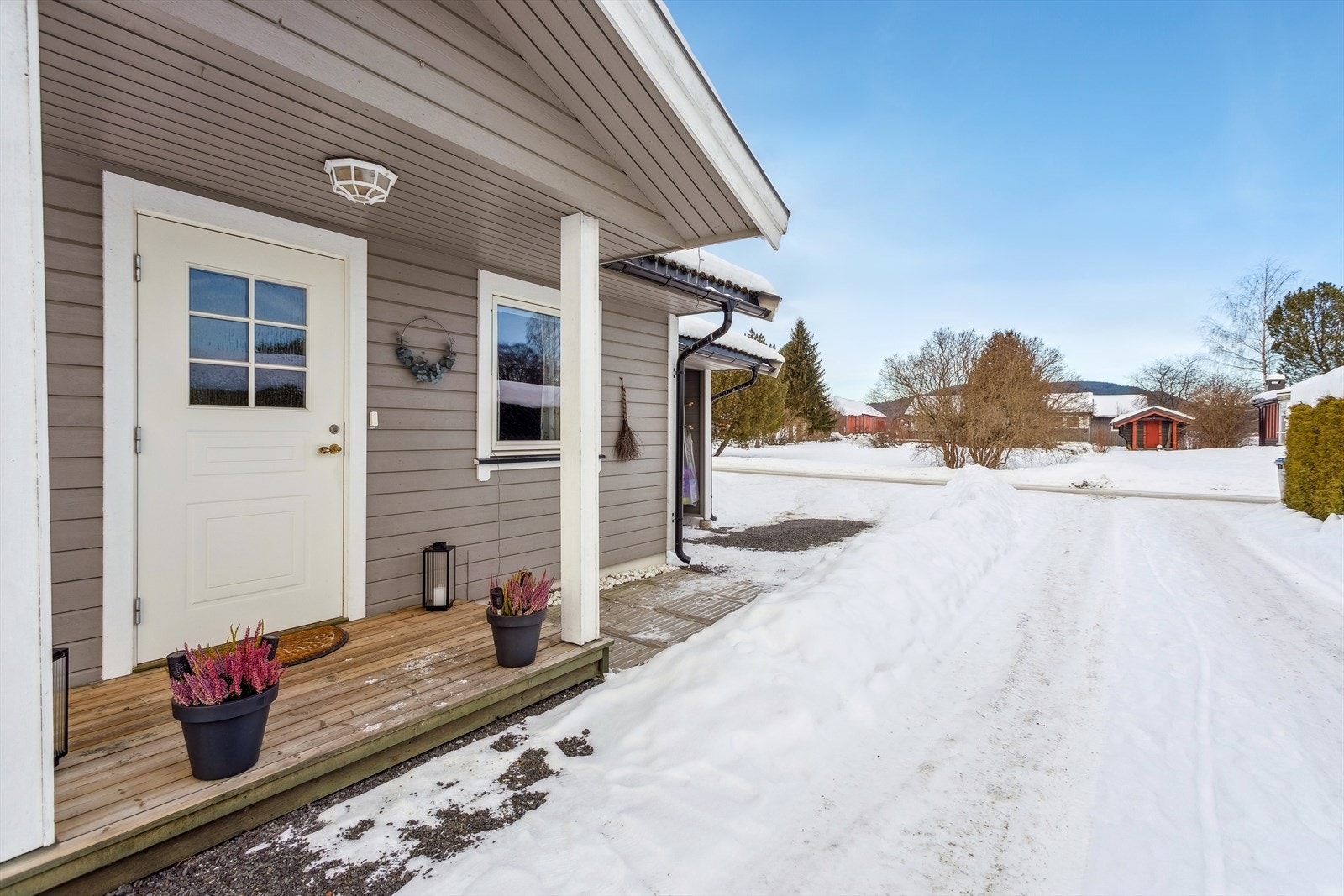 Overbygget inngangsparti som skjermer mot snø og regn. Galleribilde