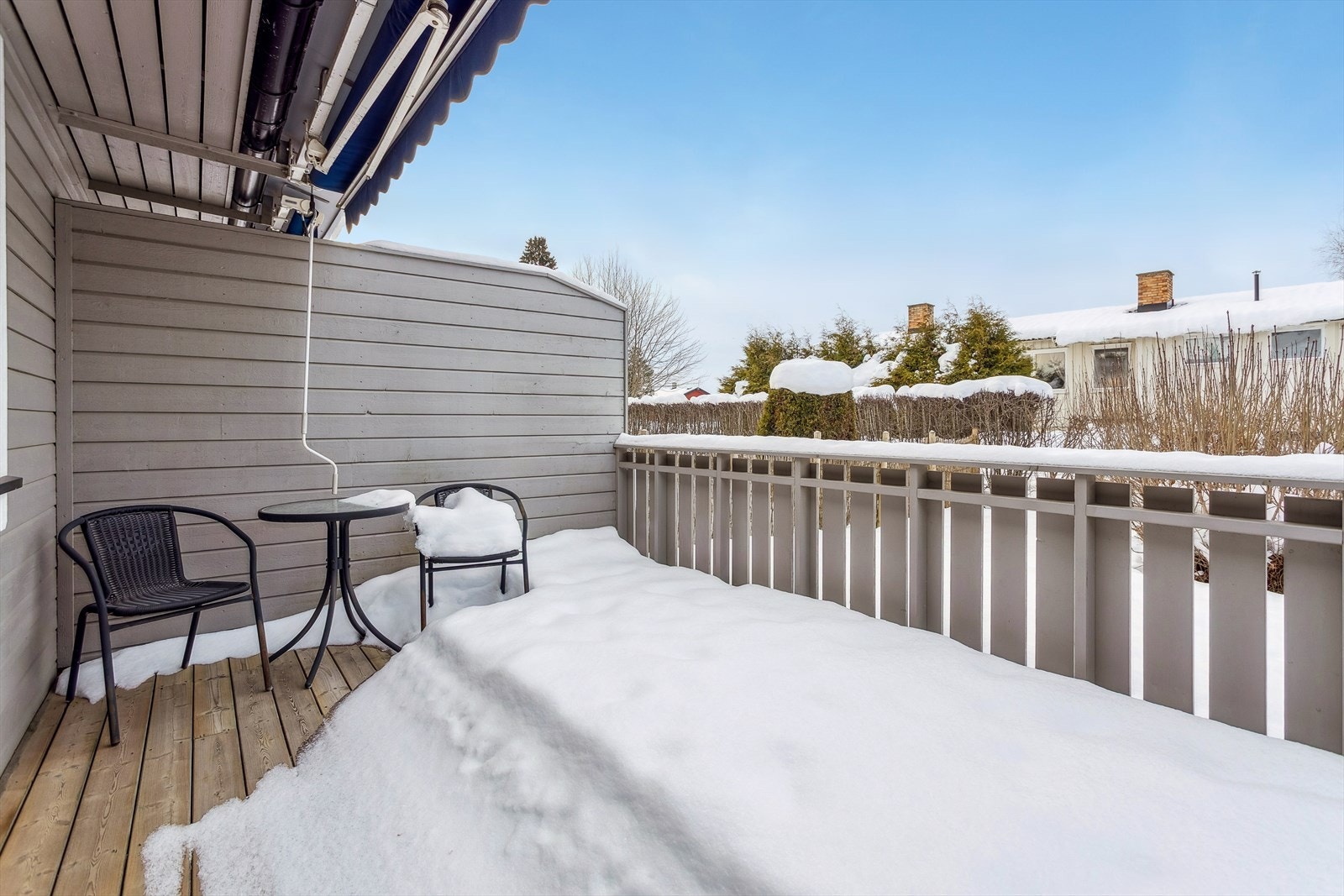 Her er det god plass til en sittegruppe for å nyte utelivet på fine sommerdager. Galleribilde