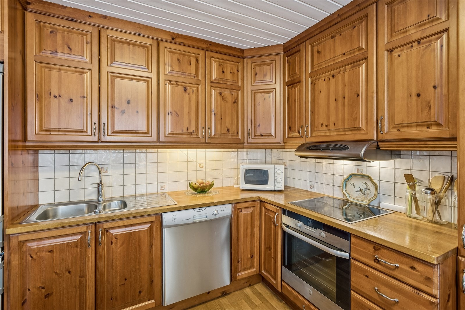 Kjøkkenet er utstyrt med integrert stekeovn, induksjonstopp og opplegg for oppvaskmaskin. Galleribilde