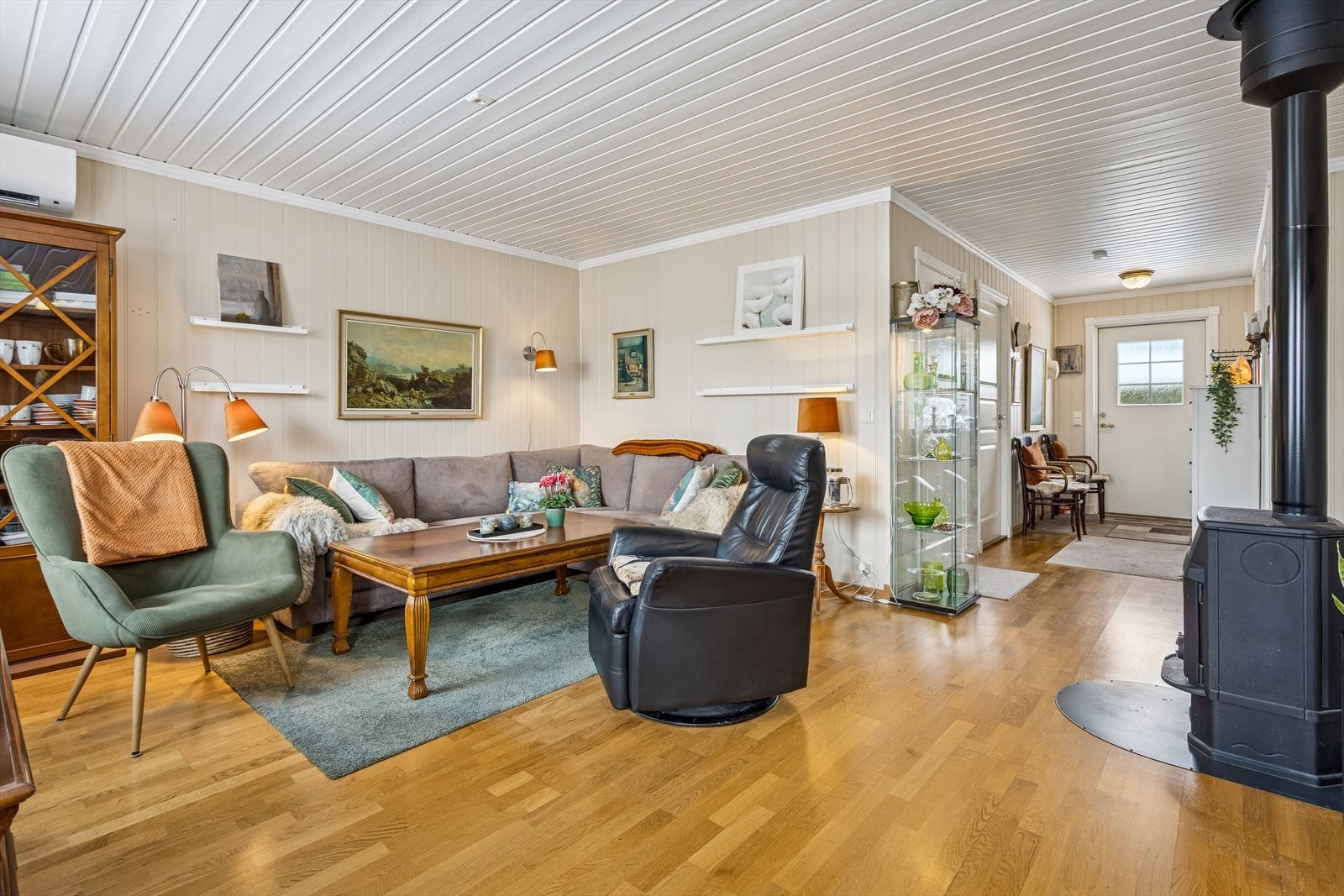 En luft/luft varmepumpe, montert i 2024, sørger for effektiv oppvarming. Galleribilde