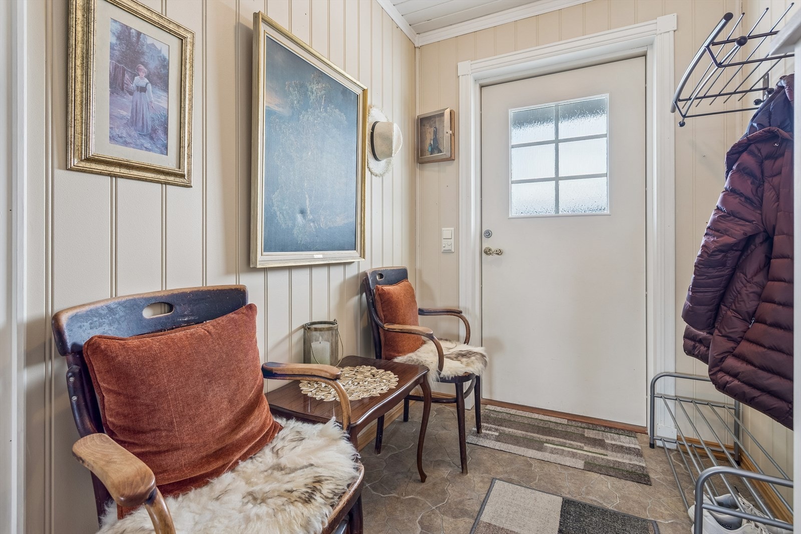 Velkommen inn! Entréen har lyse overflater og god plass til garderobeløsning for klær og sko. Galleribilde