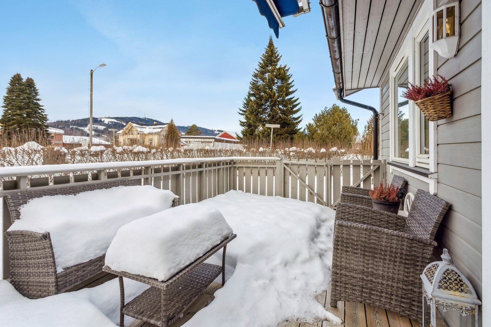 Terrassen har impregnerte terrassebord og levegg mot naboterrassen. Galleribilde