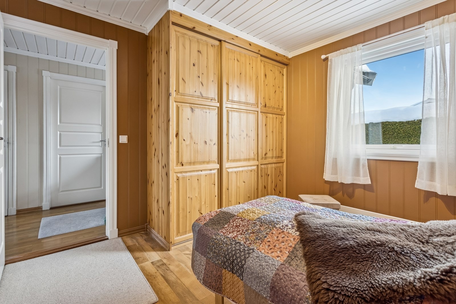 Soverom 1: Dette soverommet har god plass til både seng og garderobeløsning. Galleribilde