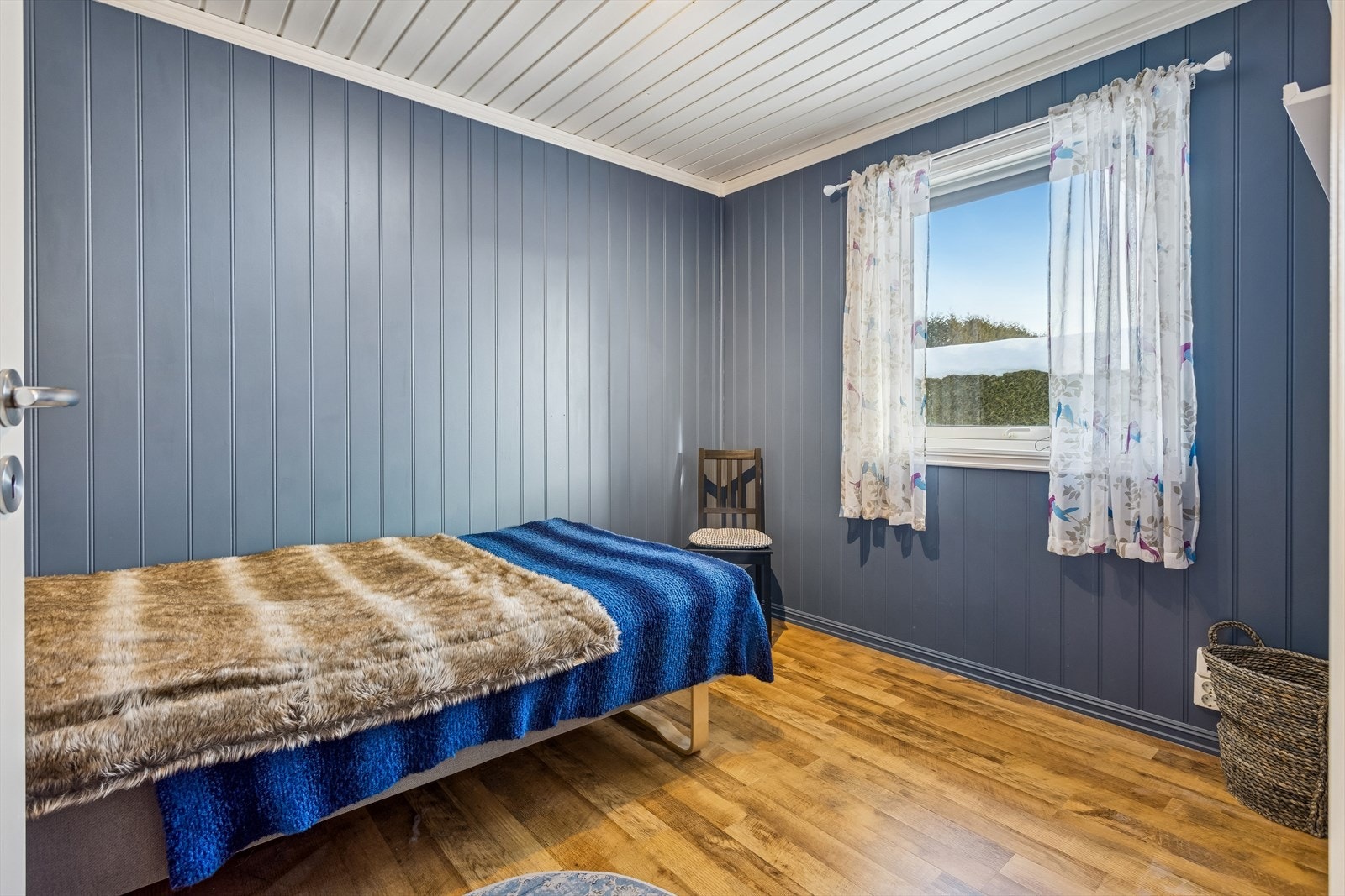 Soverom 2: Det andre soverommet er også av god størrelse, med malte MDF-plater på veggene. Galleribilde