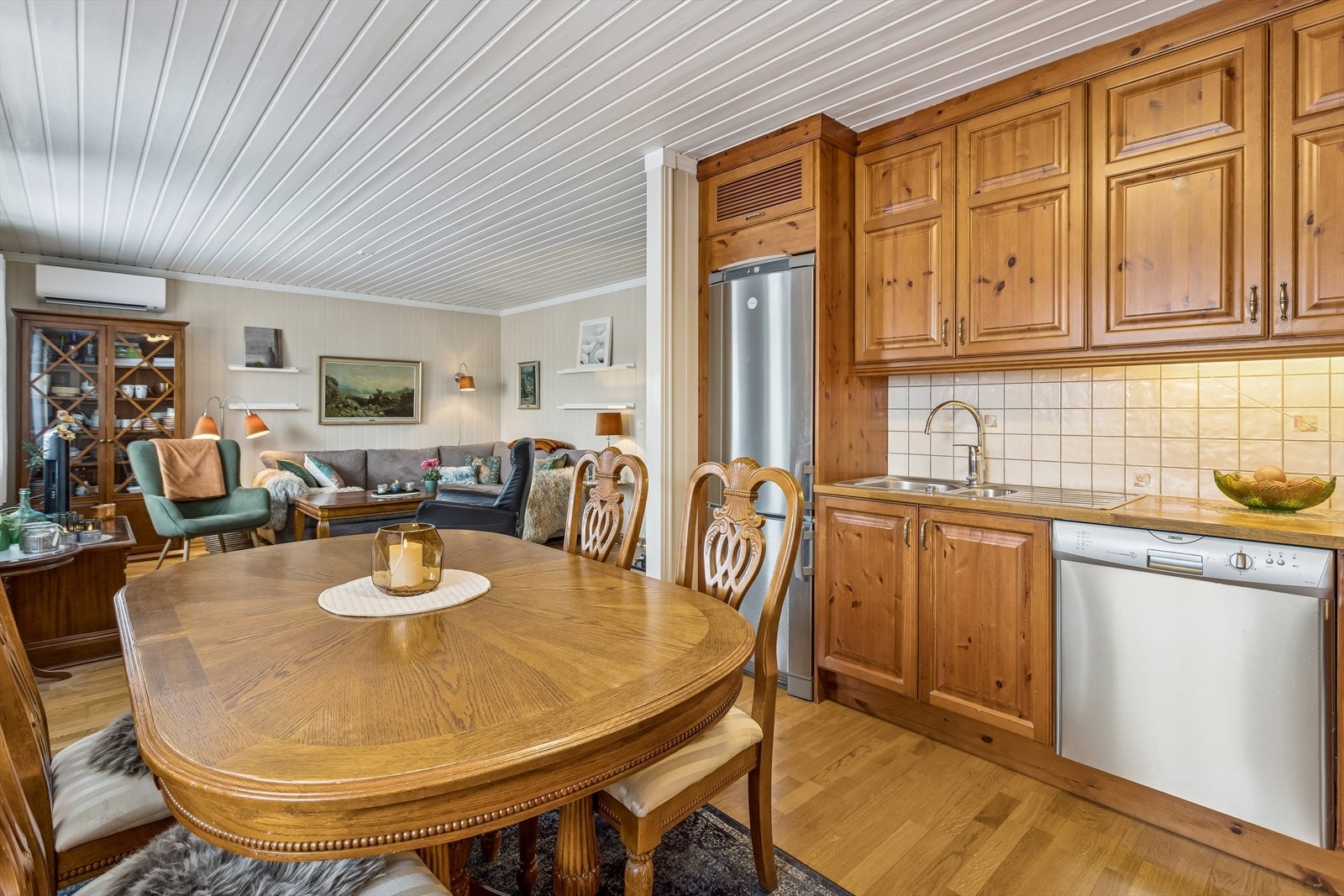 Spiseplassen er en naturlig del av den åpne løsningen, med kort vei til stuen. Galleribilde