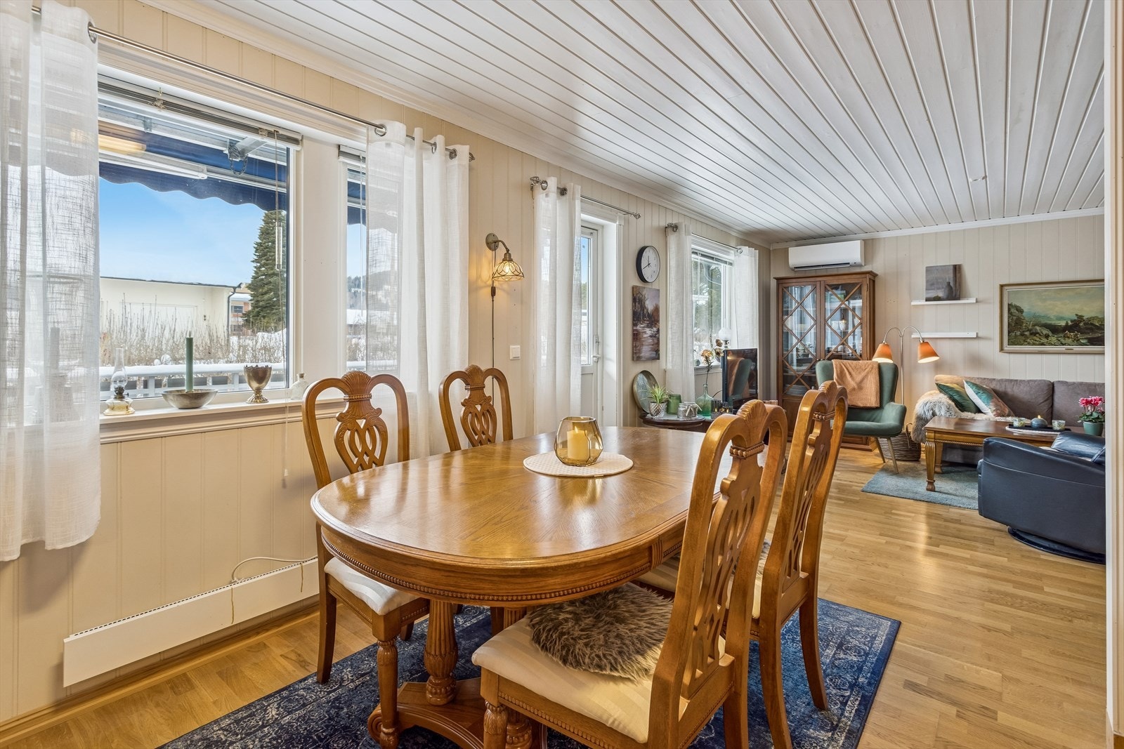 Himling i malt trepanel og parkett på gulvet gir en lun og helhetlig følelse. Galleribilde