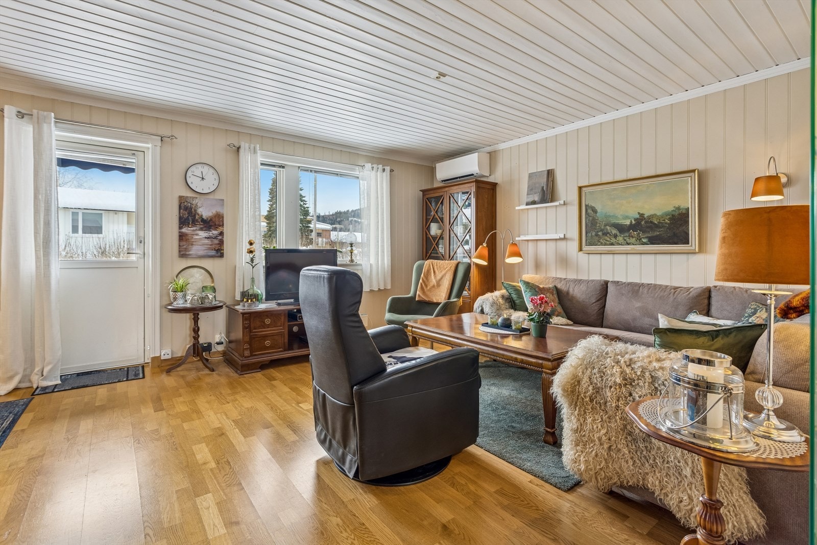 Fra stuen er det direkte utgang til en romslig, vestvendt terrasse på 24 m². Galleribilde