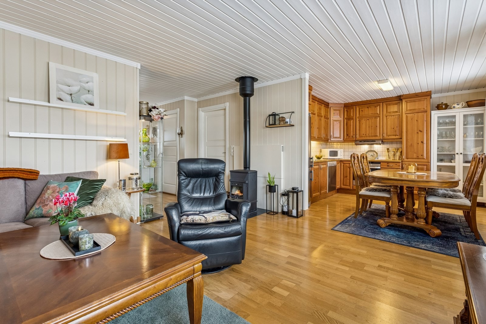 Stuen og kjøkkenet er i en åpen løsning, som skaper en sosial og luftig atmosfære. Galleribilde