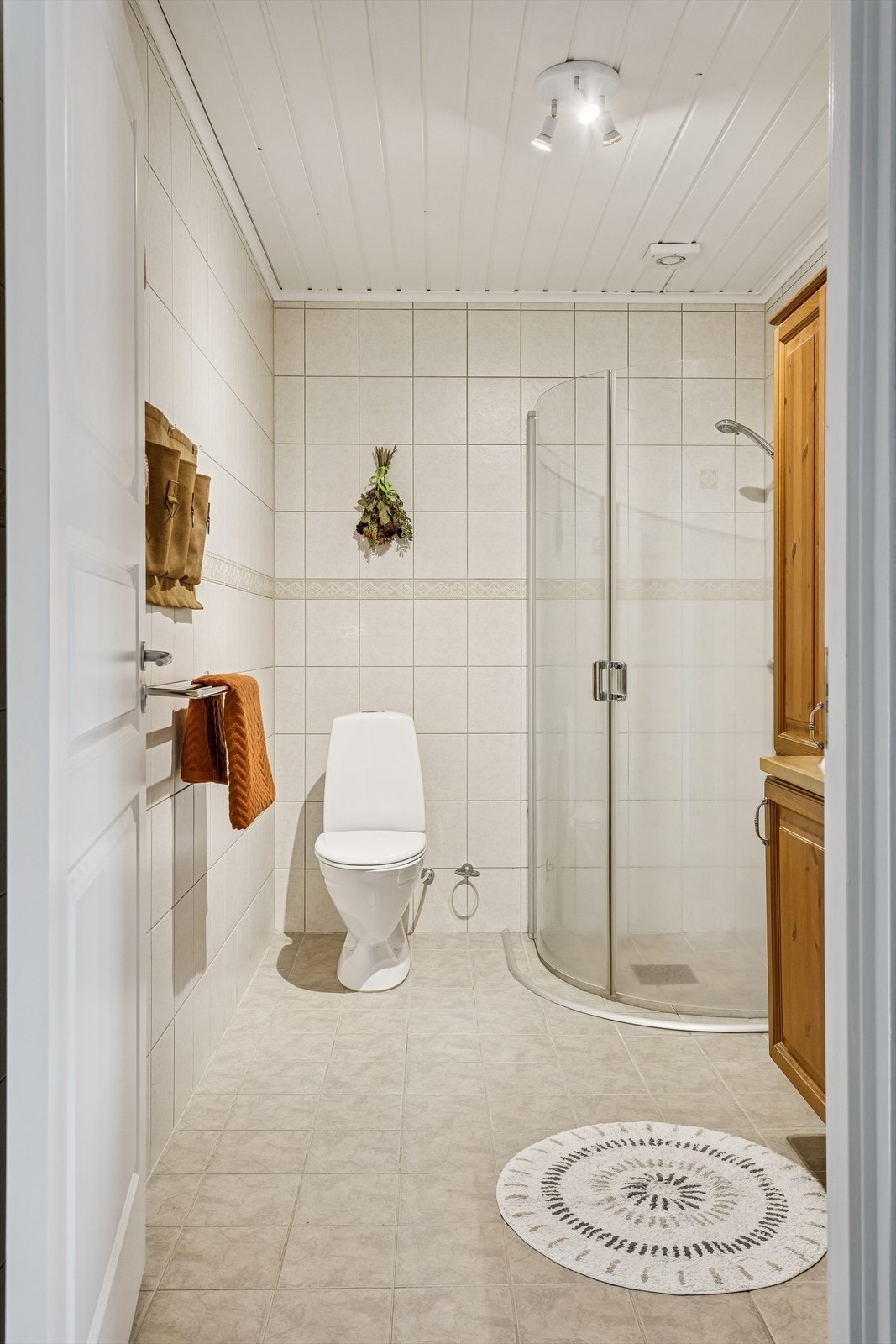 Rommet har mekanisk avtrekksvifte i himling for god ventilasjon. Galleribilde