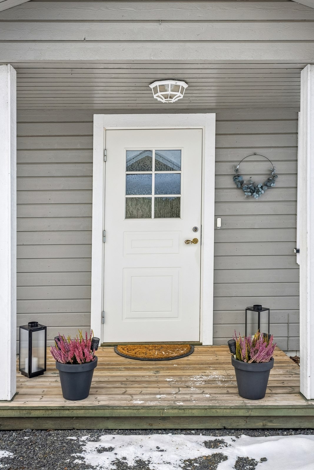 Overbygget inngangsparti gir en lun og innbydende ankomst til boligen. Galleribilde